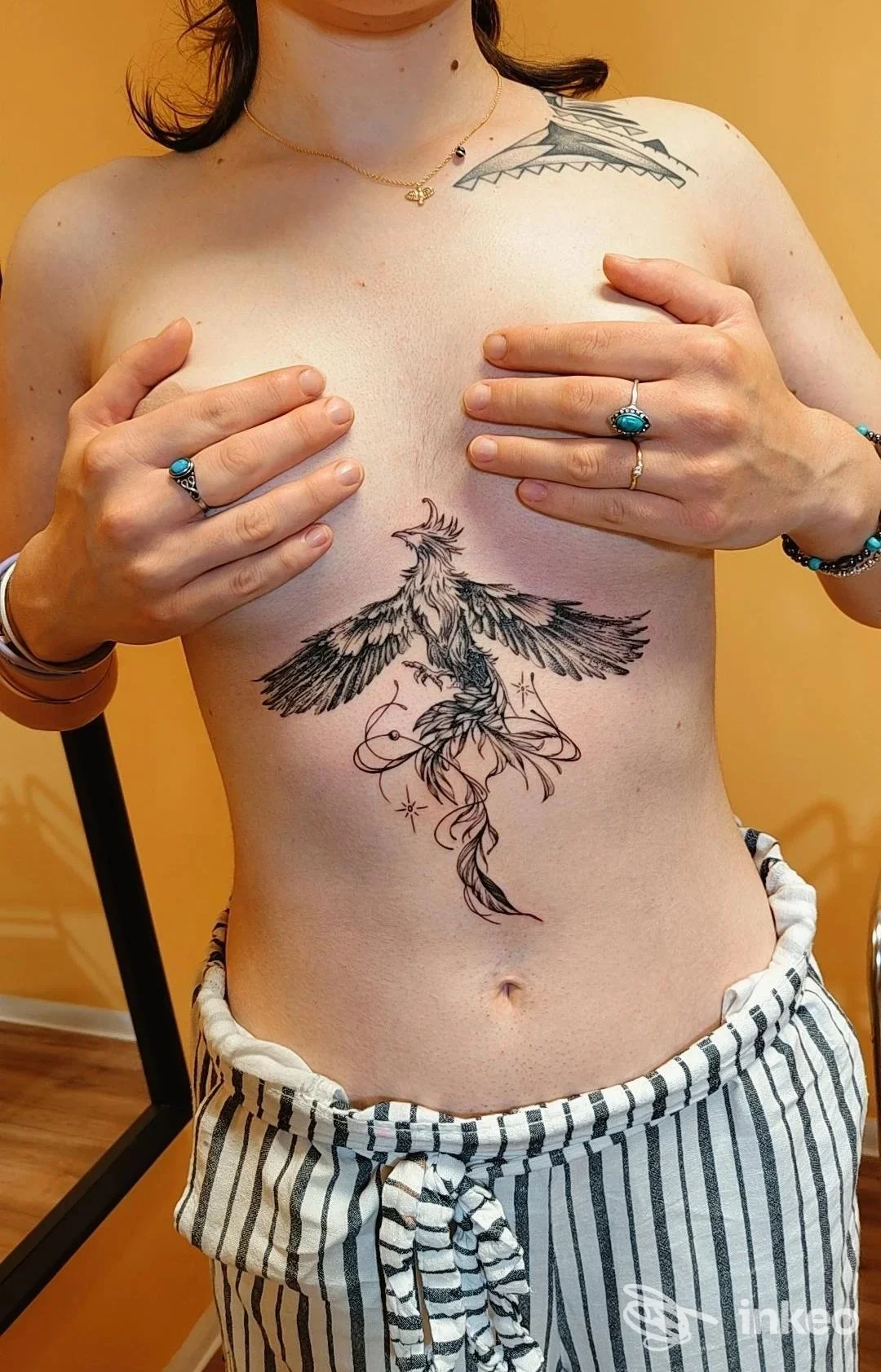 Tatuaggio nero a forma di uccello sullo sterno/alto addome e piccolo tatuaggio sulla spalla, Horus tattoo e piercing, Borgone Susa