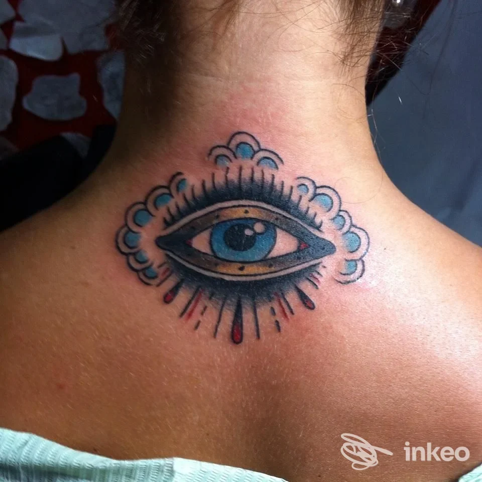 Tatuaggio a forma di occhio sulla nuca, fotografato per Hard Skin Tattoo Studio a Torino; pelle visibile con lievissimo arrossamento.