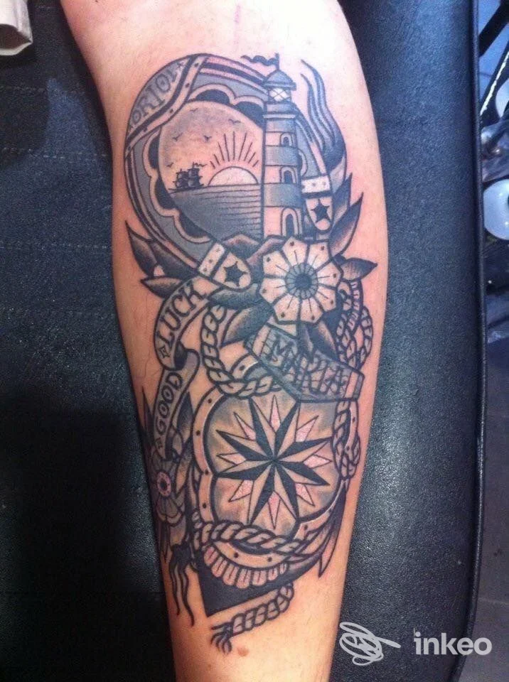 Tatuaggio tradizionale su avambraccio con bussola, faro, fiore e cordame, foto del cliente per Hard Skin Tattoo Studio a Torino.