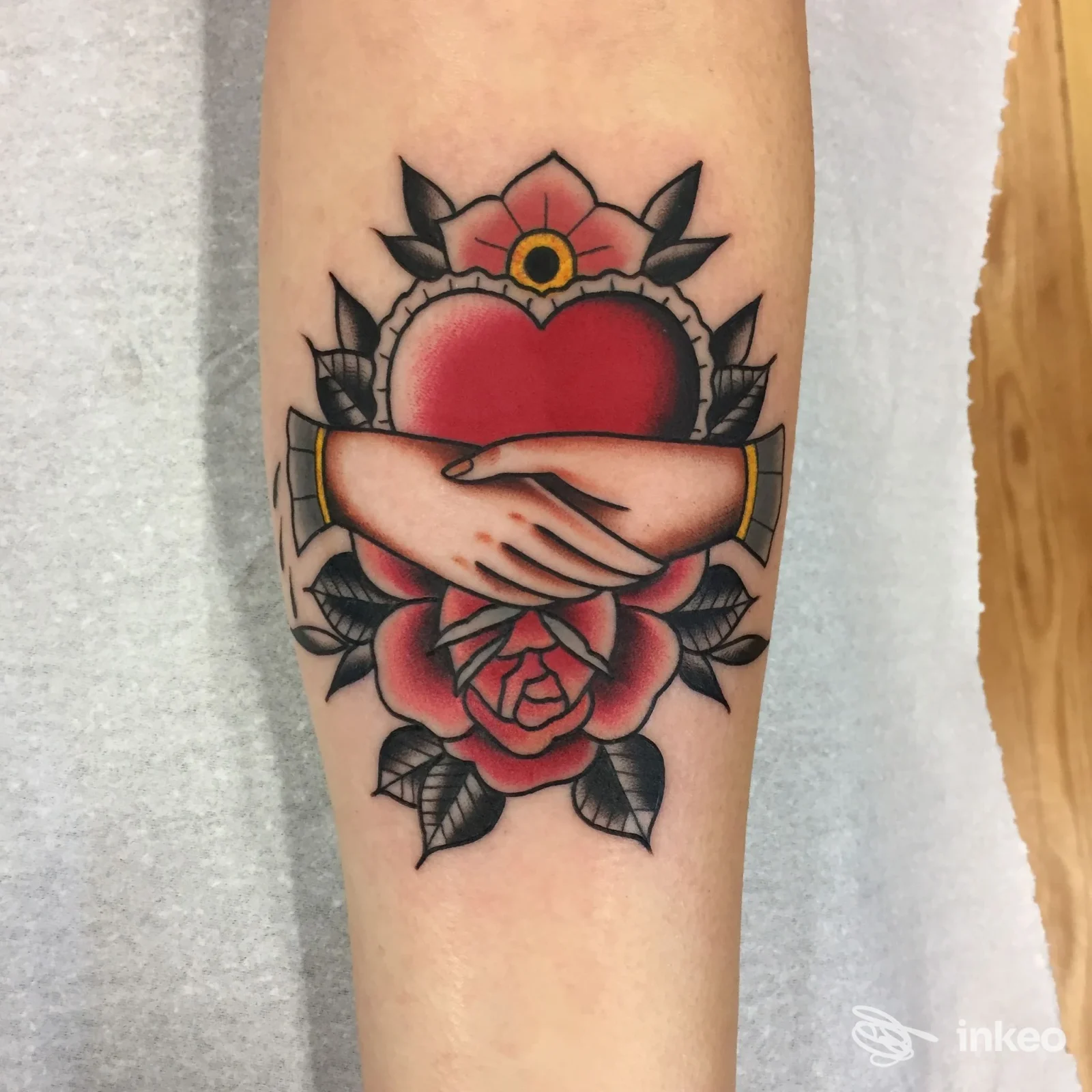 Tatuaggio old school di cuore, mani e rosa sull'avambraccio, realizzato da Hardtimes Tattoo Torino a Torino.