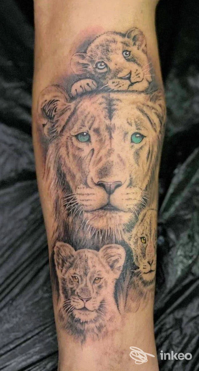 Tatuaggio realistico di teste di leone su avambraccio, dettagli in nero e sfumature; immagine fornita da IT Tattoo Club, Chivasso.