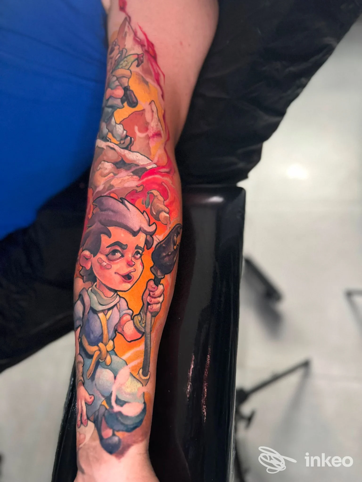 Avambraccio tatuato con soggetto cartoon molto colorato su pelle, lavoro mostrato dallo studio IT Tattoo Club, Chivasso.