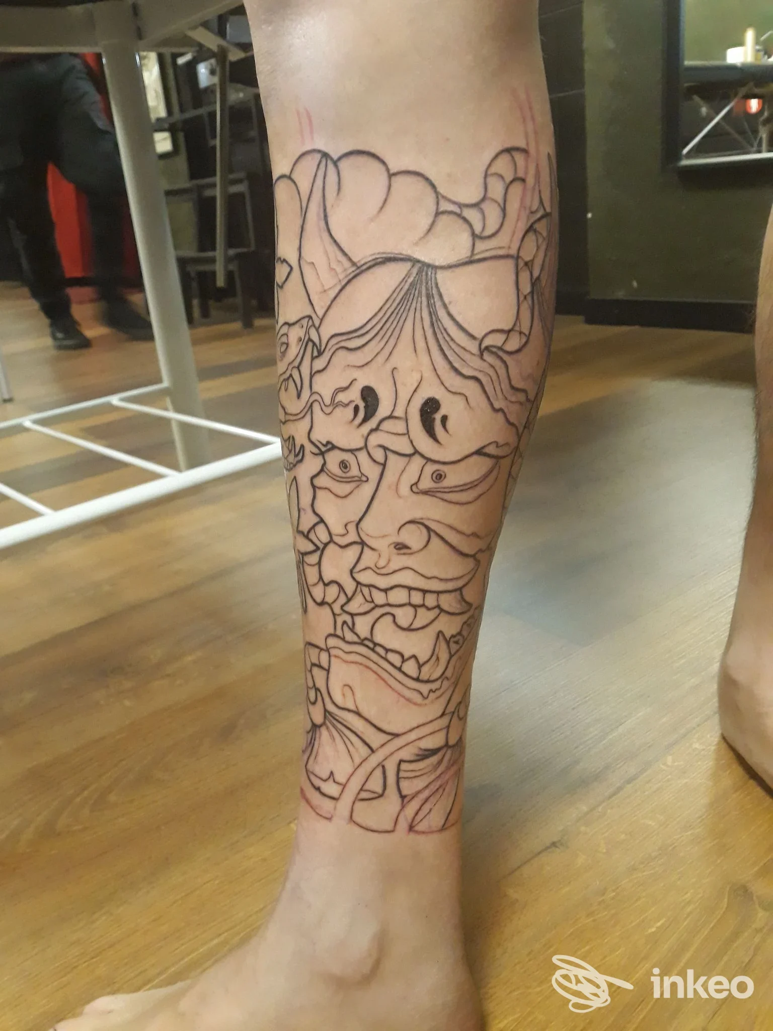 Tatuaggio a linee sul polpaccio, Imago Amens Tattoo Studio, Torino.