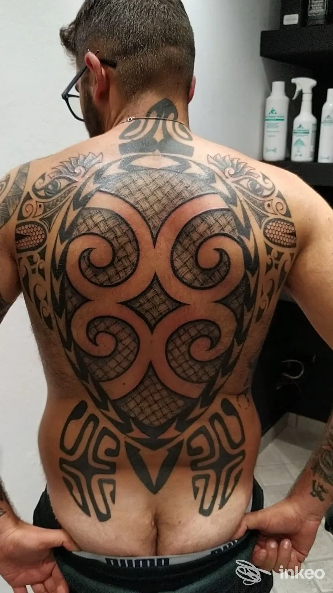 Ampio tatuaggio nero ornamentale sulla schiena di un cliente, foto fornita da Inferno Ink Tattoo & Piercing a Galliate.