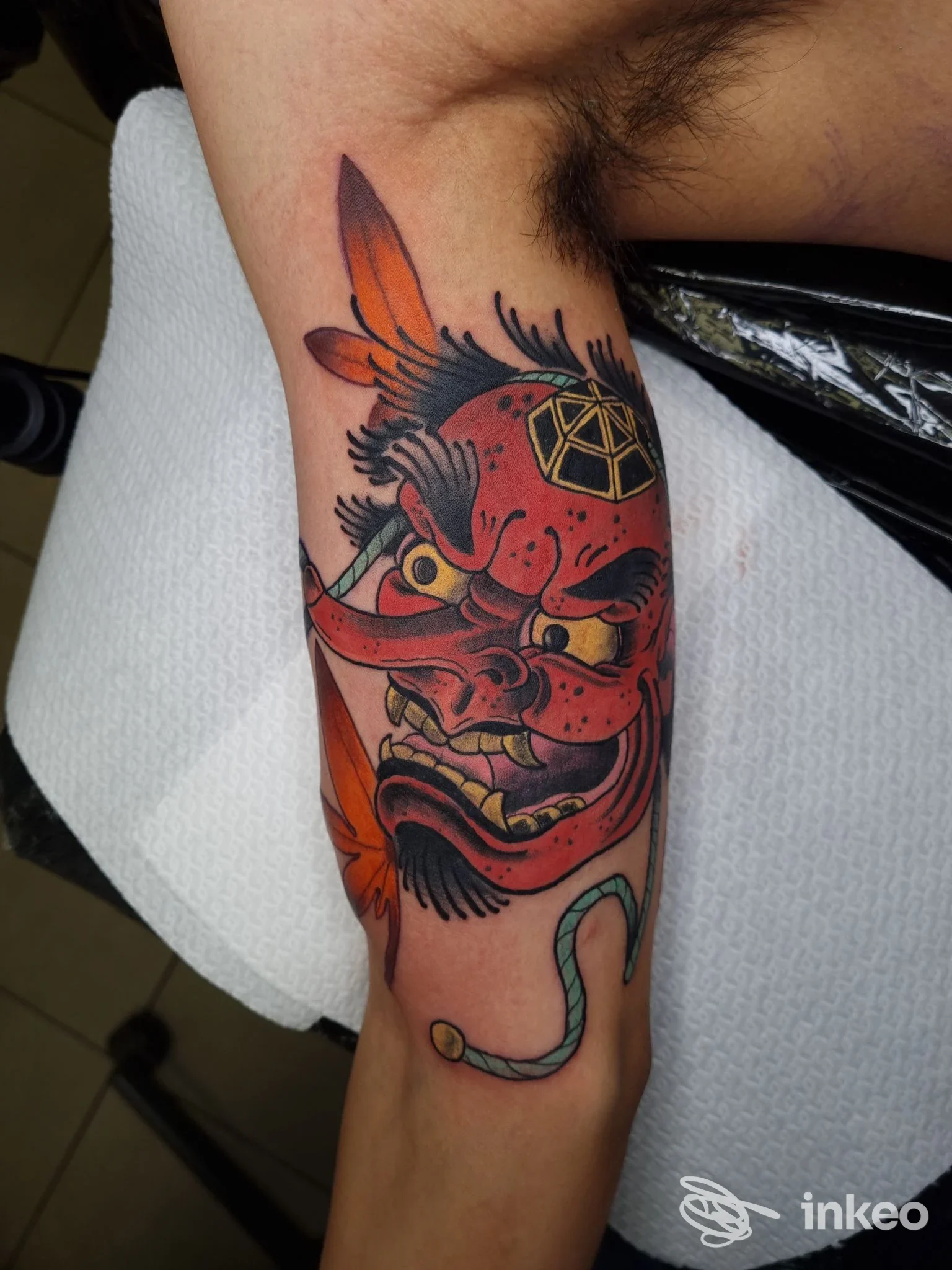 Tatuaggio colorato a forma di maschera sul avambraccio, realizzato da Ink world tattoo shop a Centallo.