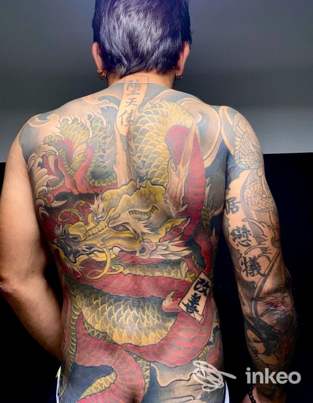 Lavoro di tatuaggio esteso sulla schiena e sul braccio, foto fornita da Ink world tattoo shop, Centallo.