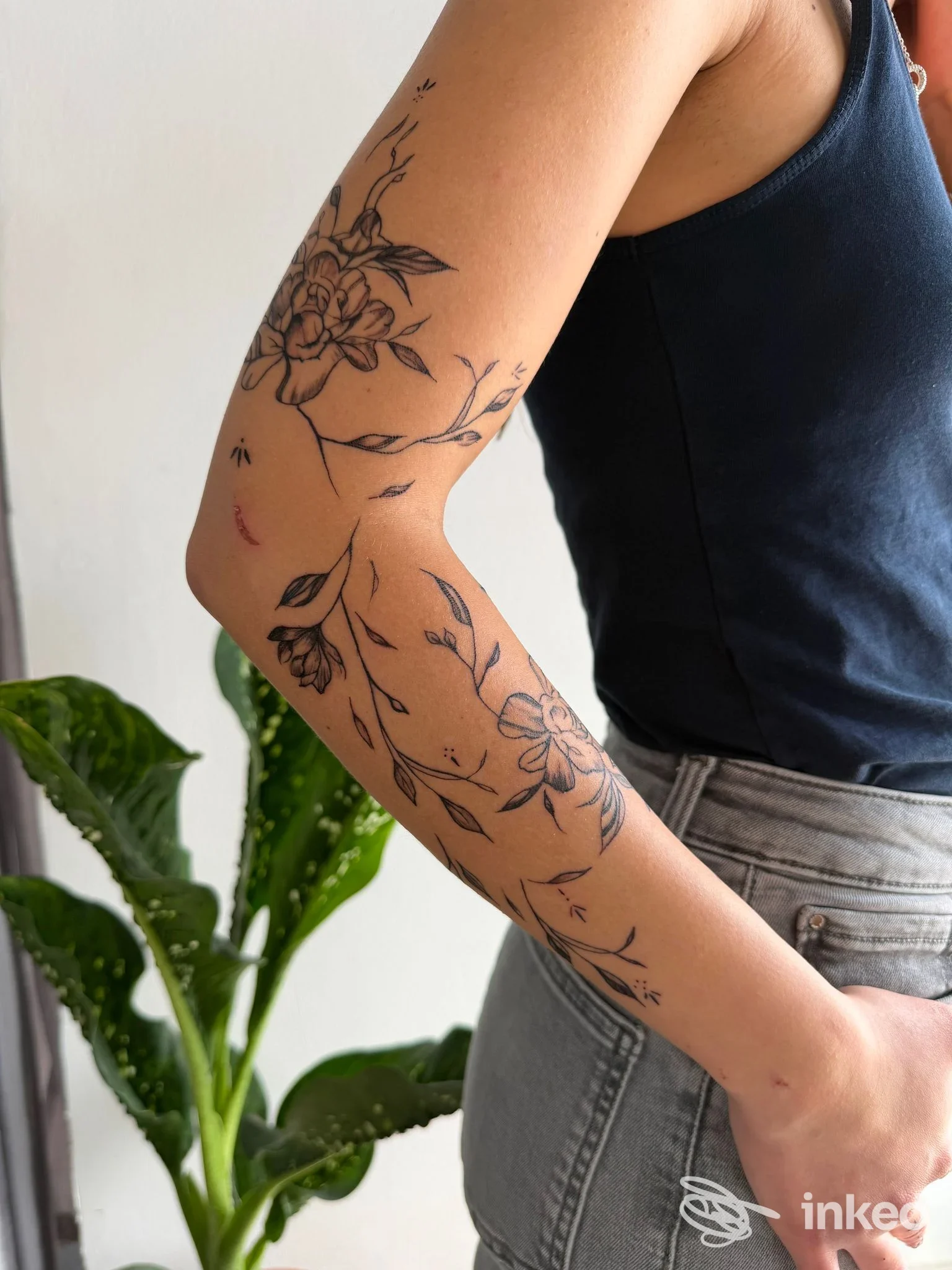 Tatuaggio floreale nero su avambraccio e gomito, foto inviata da Inkoscienza Studio Tattoo, Torino.