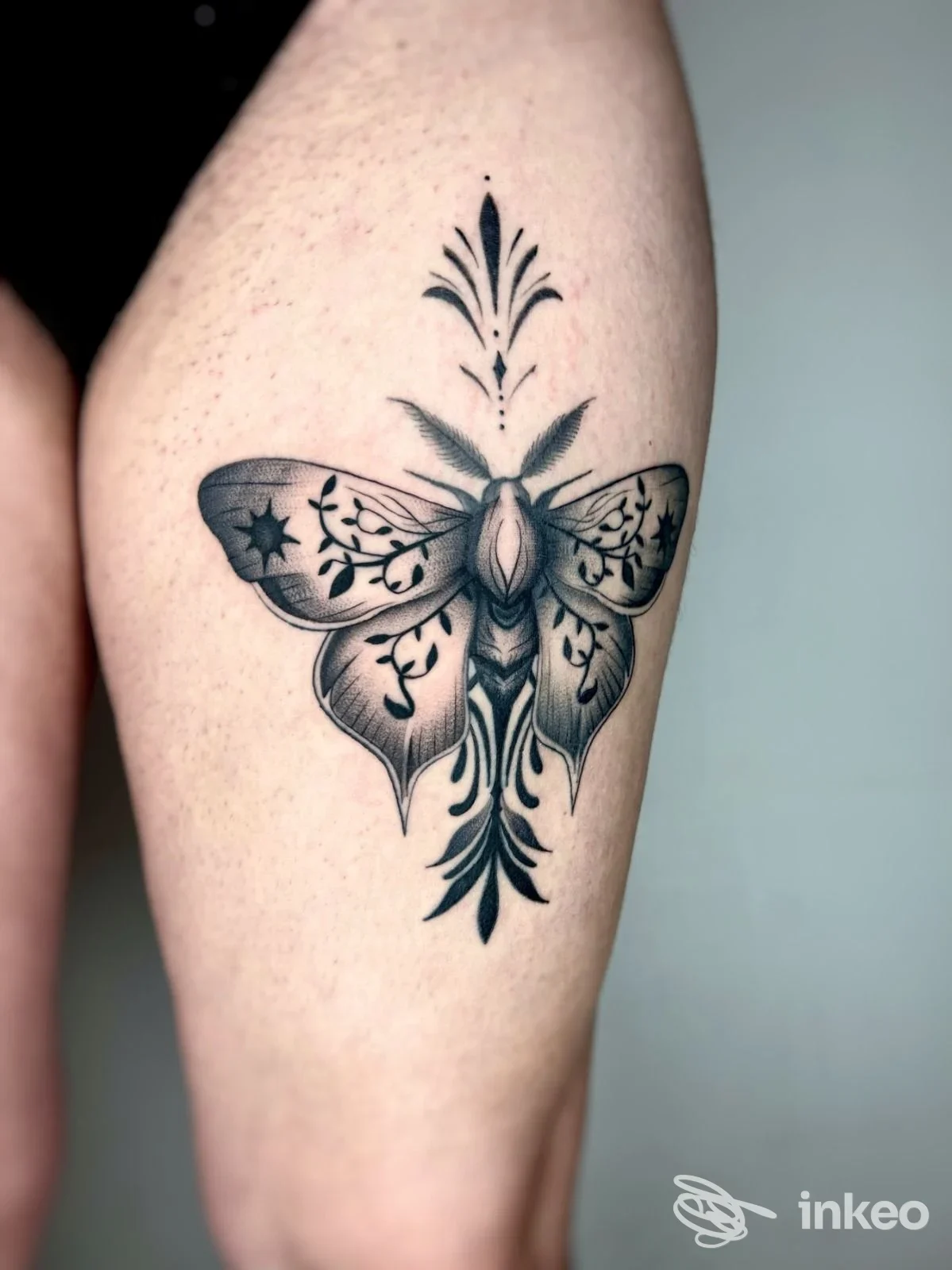 Tatuaggio farfalla in blackwork sull'avambraccio, fotografia per Inkoscienza Studio Tattoo a Torino.
