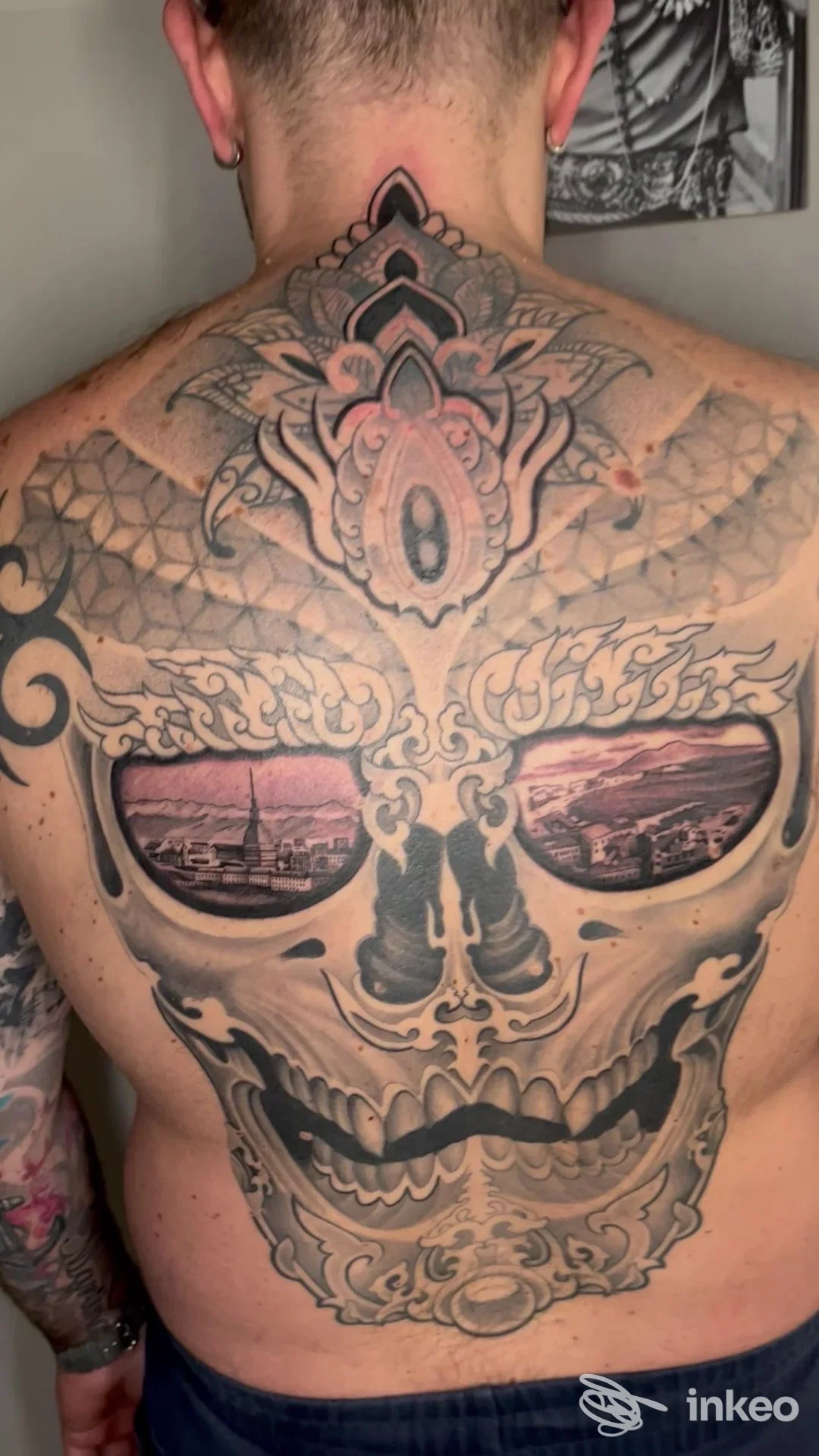 Grande tatuaggio cranio ornamentale sulla schiena di un cliente eseguito da Il Camaleonte Tatoo & Piercing, Torino.