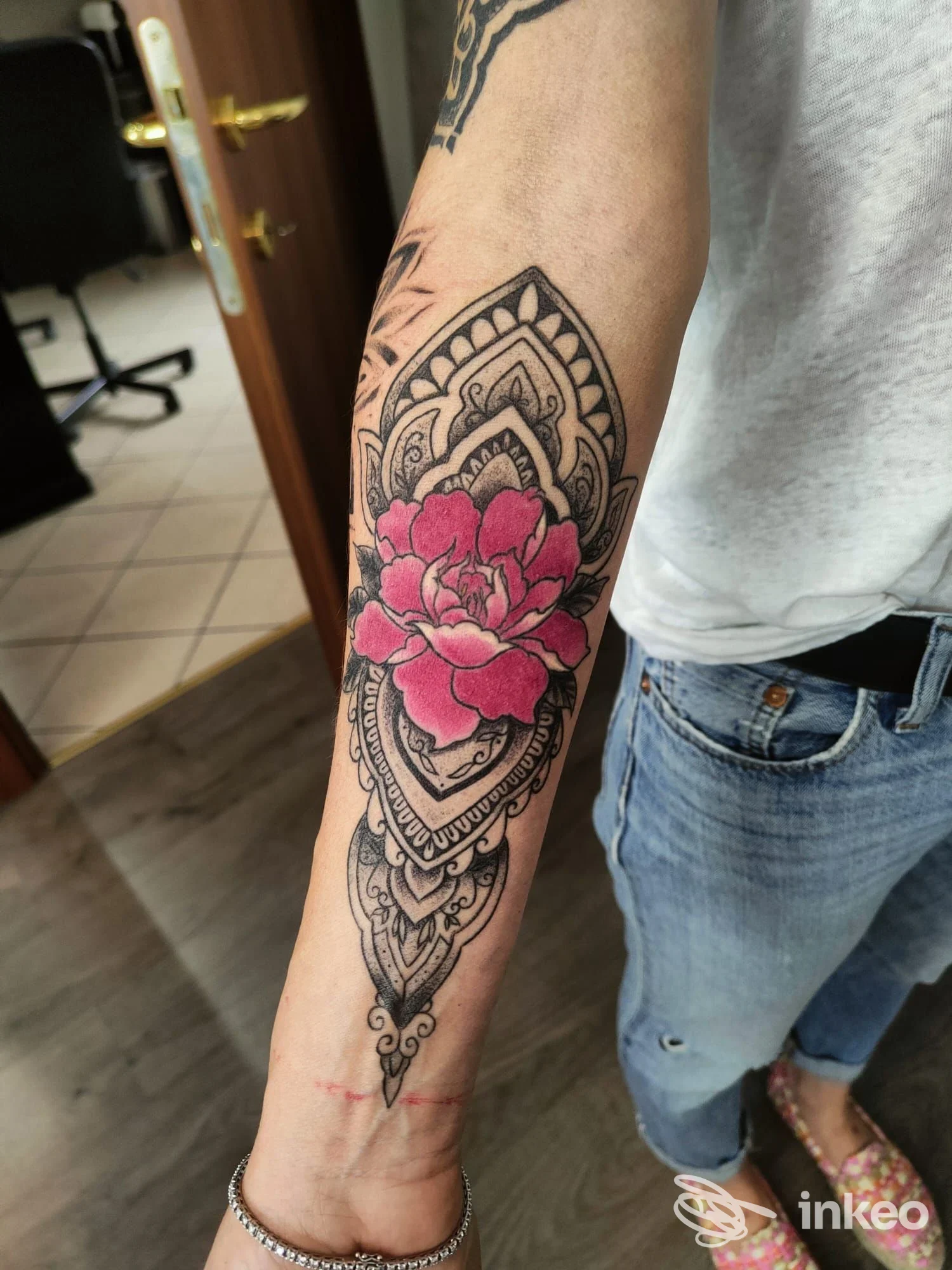 Tatuaggio ornamentale con fiore rosa sull'avambraccio scattato allo studio Junior tattoo Cuba a Novara.