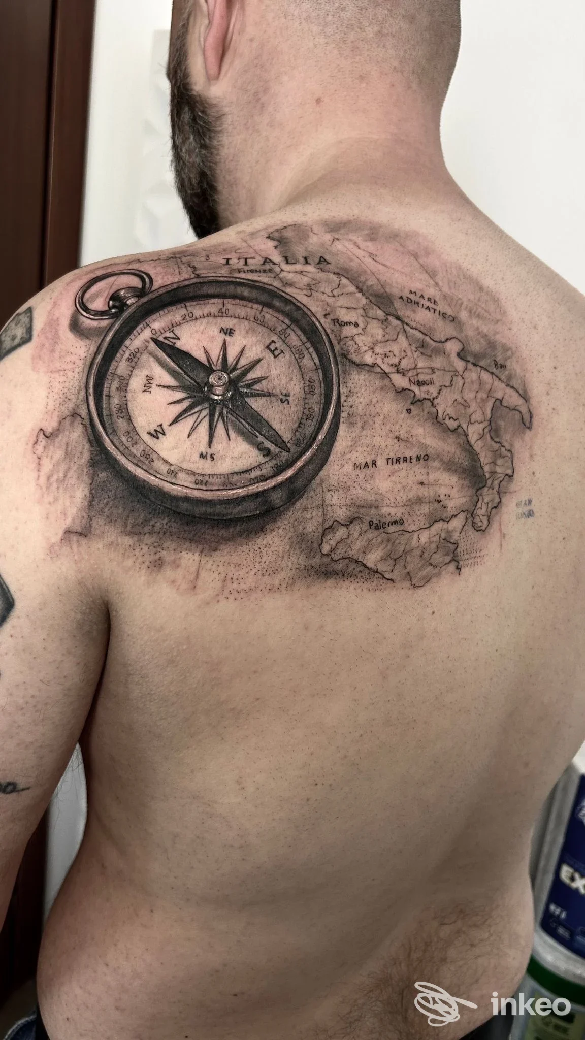 Tatuaggio a bussola e mappa sulla spalla destra e parte superiore della schiena, foto fornita da Junior tattoo Cuba, Novara.