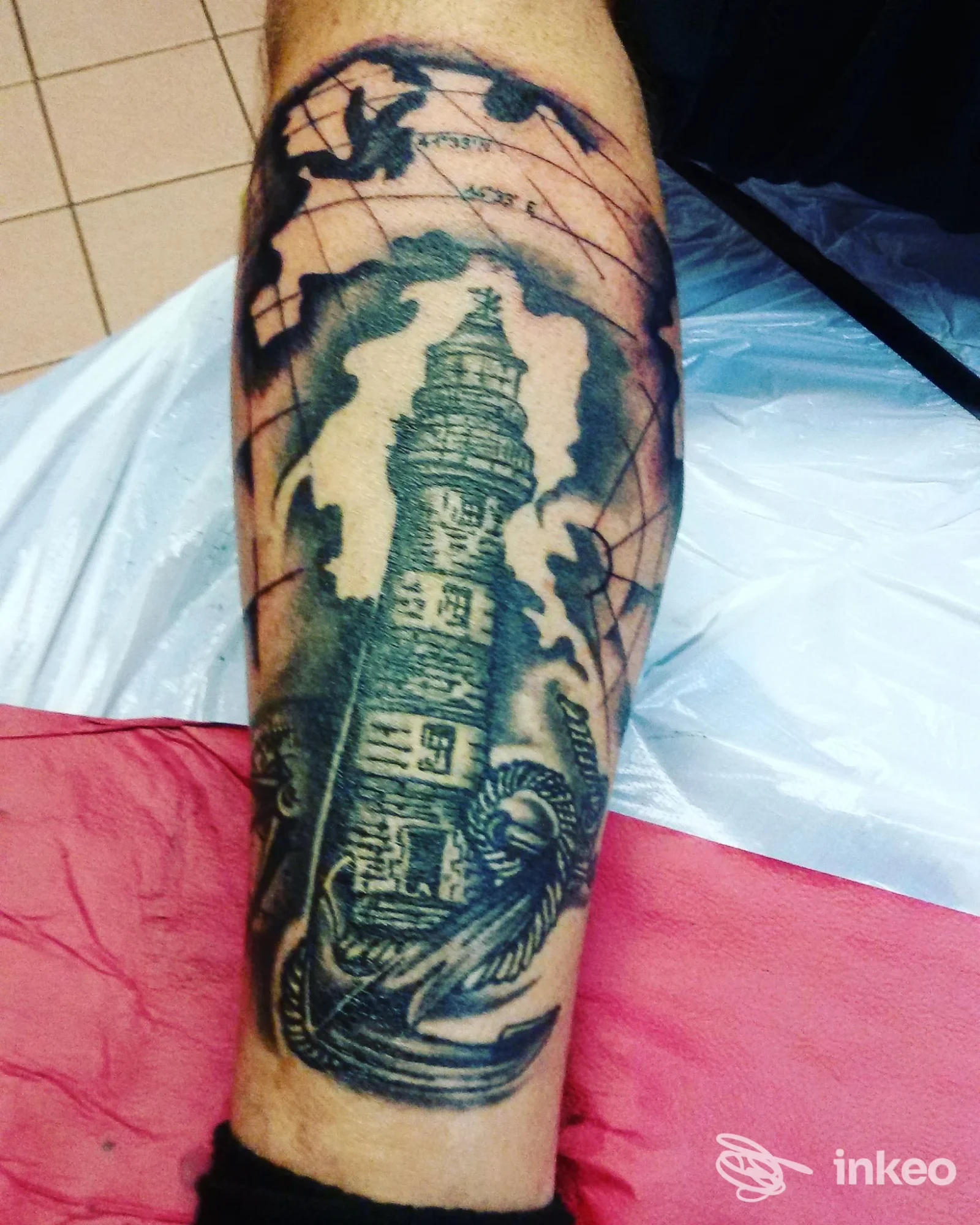 Tatuaggio black & grey di un faro e un'ancora sull'avambraccio, immagine fornita dallo studio LA VALLE DI LACRIME TATTOO, Buttigliera Alta.