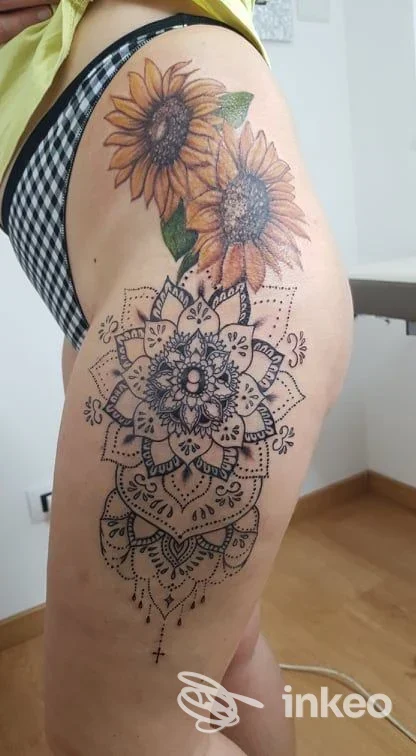 Foto di tattoo su coscia con due girasoli colorati e un mandala puntinato, Lady Tattoo, Novara.