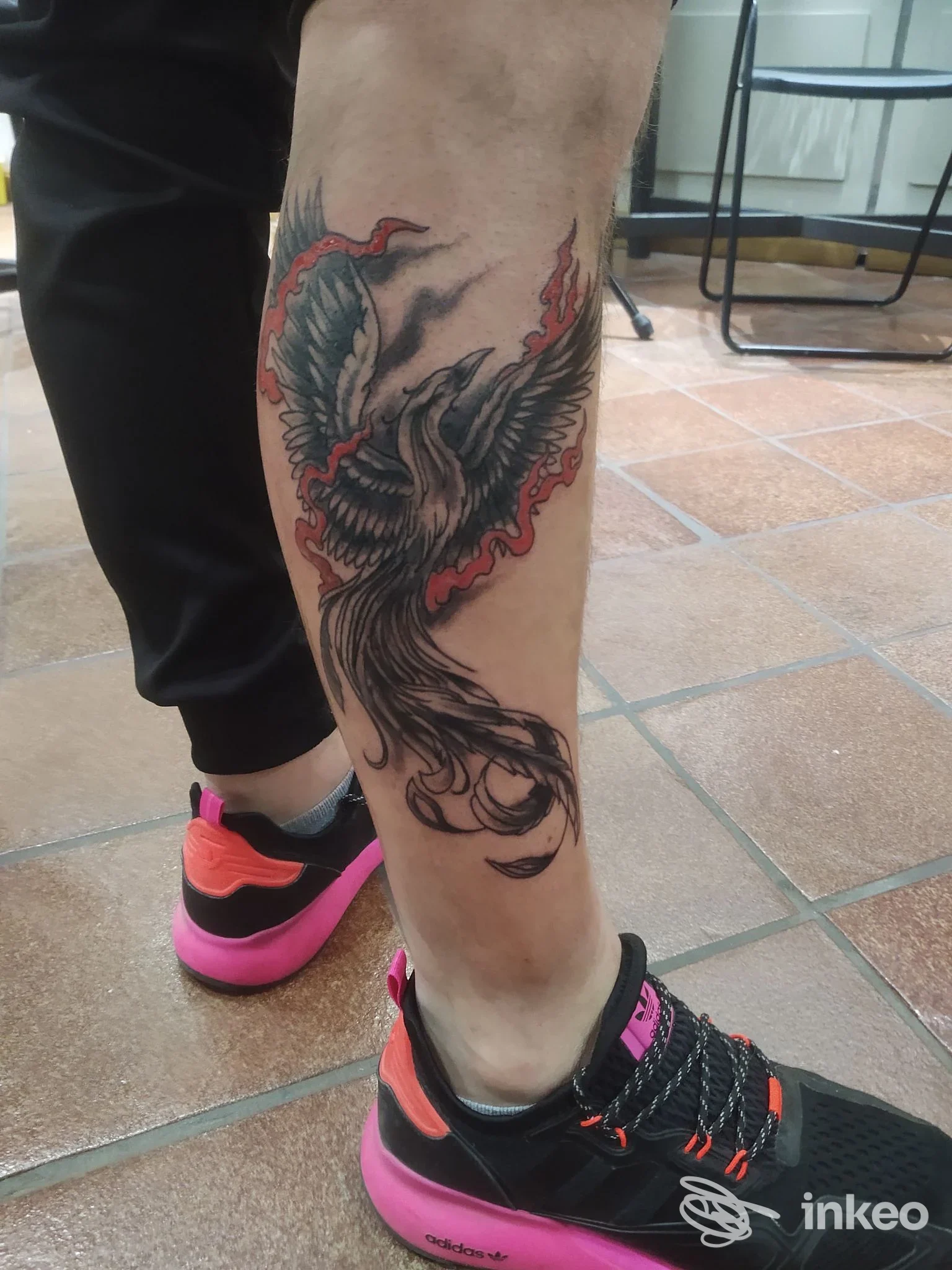 Tatuaggio a forma di uccello sul polpaccio, fotografato presso Luca Tattoo Story a Volpiano.