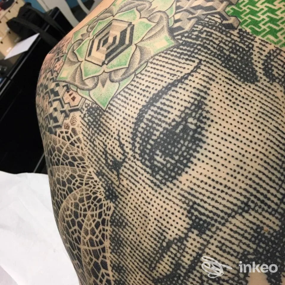 Ampio tatuaggio dotwork su spalla/parte superiore della schiena realizzato da Made of Dots Tattoo Studio a Meina, ritratto stipple e motivi geometrici.