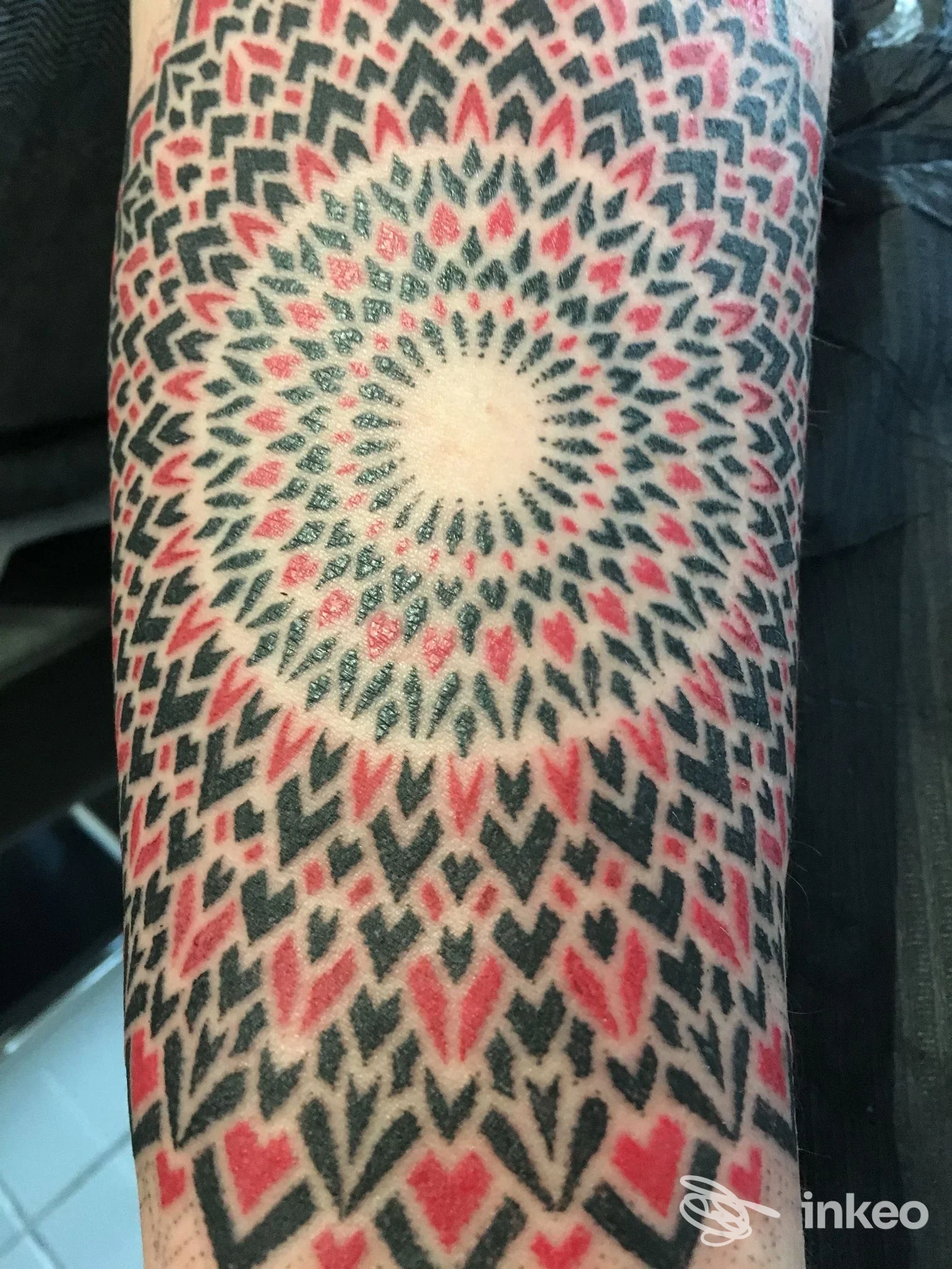 Tatuaggio geometrico/mandala su avambraccio, foto fornita da Made of Dots Tattoo Studio, Meina.