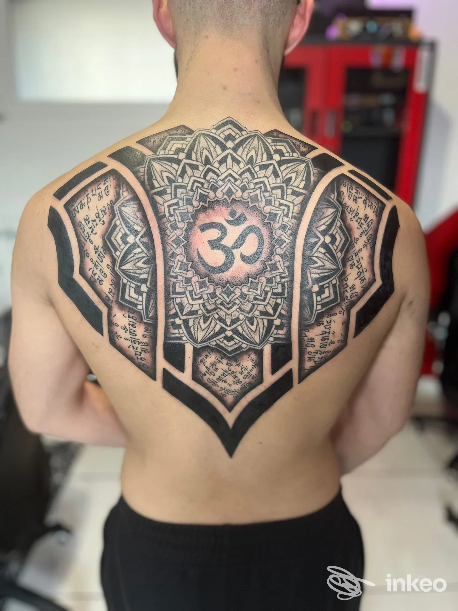 Grande tatuaggio mandala con simbolo Om sulla schiena, fotografia realizzata per Made of Dots Tattoo Studio a Meina.
