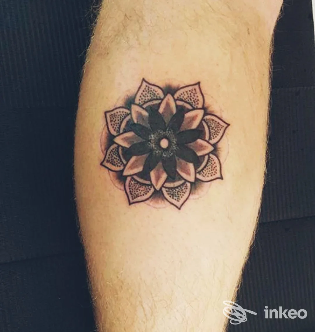 Tatuaggio a forma di fiore/mandala sull'avambraccio, foto inviata da Malaleche Tattoo&Piercing, Settimo Torinese.