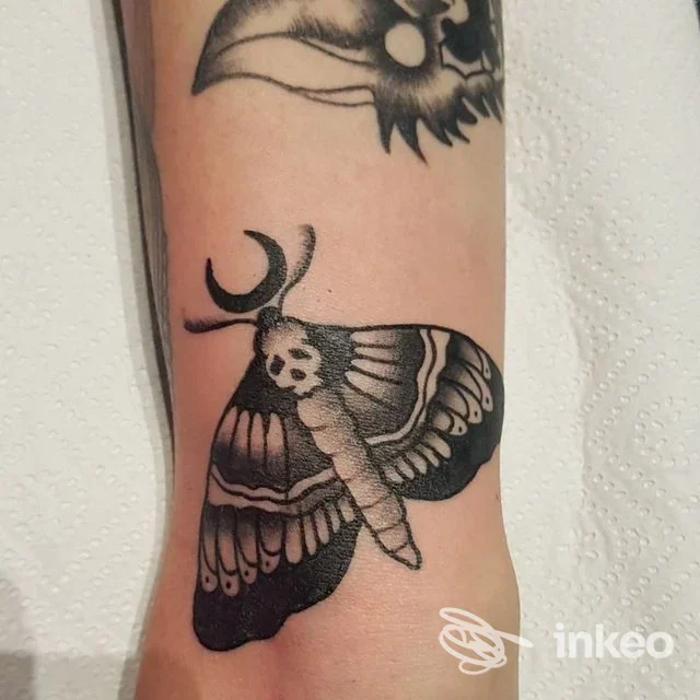 Tatuaggio di una falena nera sull'avambraccio. Immagine fornita da Malaleche Tattoo&Piercing, Settimo Torinese.