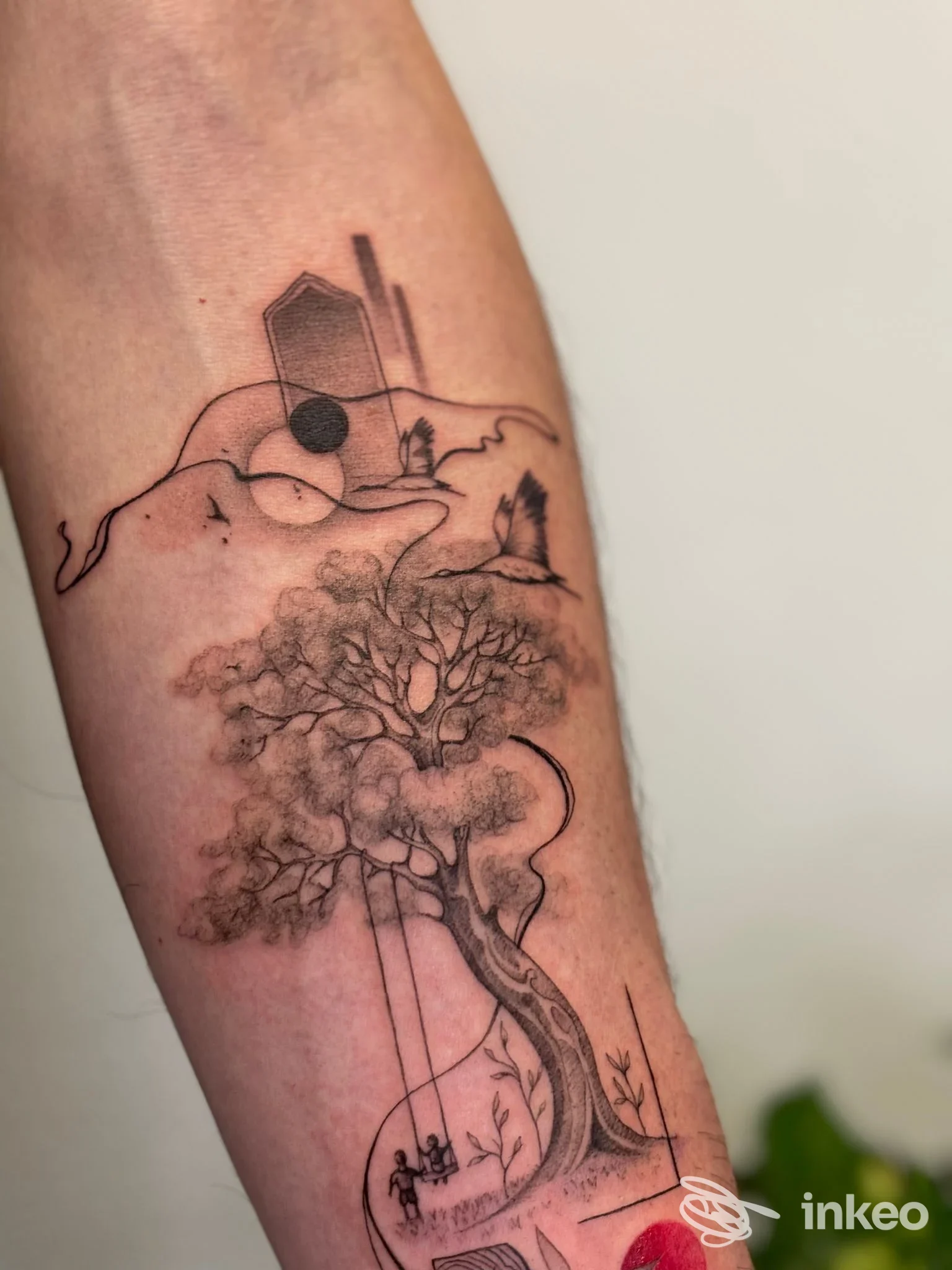 Tatuaggio su avambraccio con albero stilizzato e figure geometriche, foto inviata da MAY tattoo atelier, Torino.