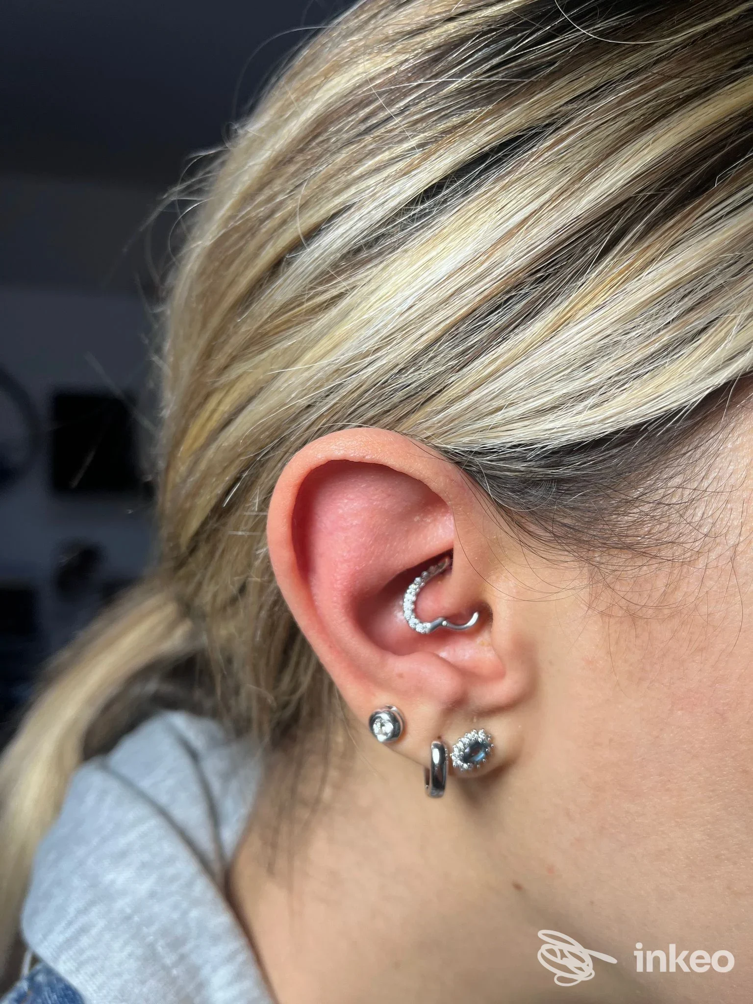 Orecchio con più piercing (elice, conch/tragus e lobo) e gioielli in argento, foto per Maargotz Body Piercing a Domodossola.