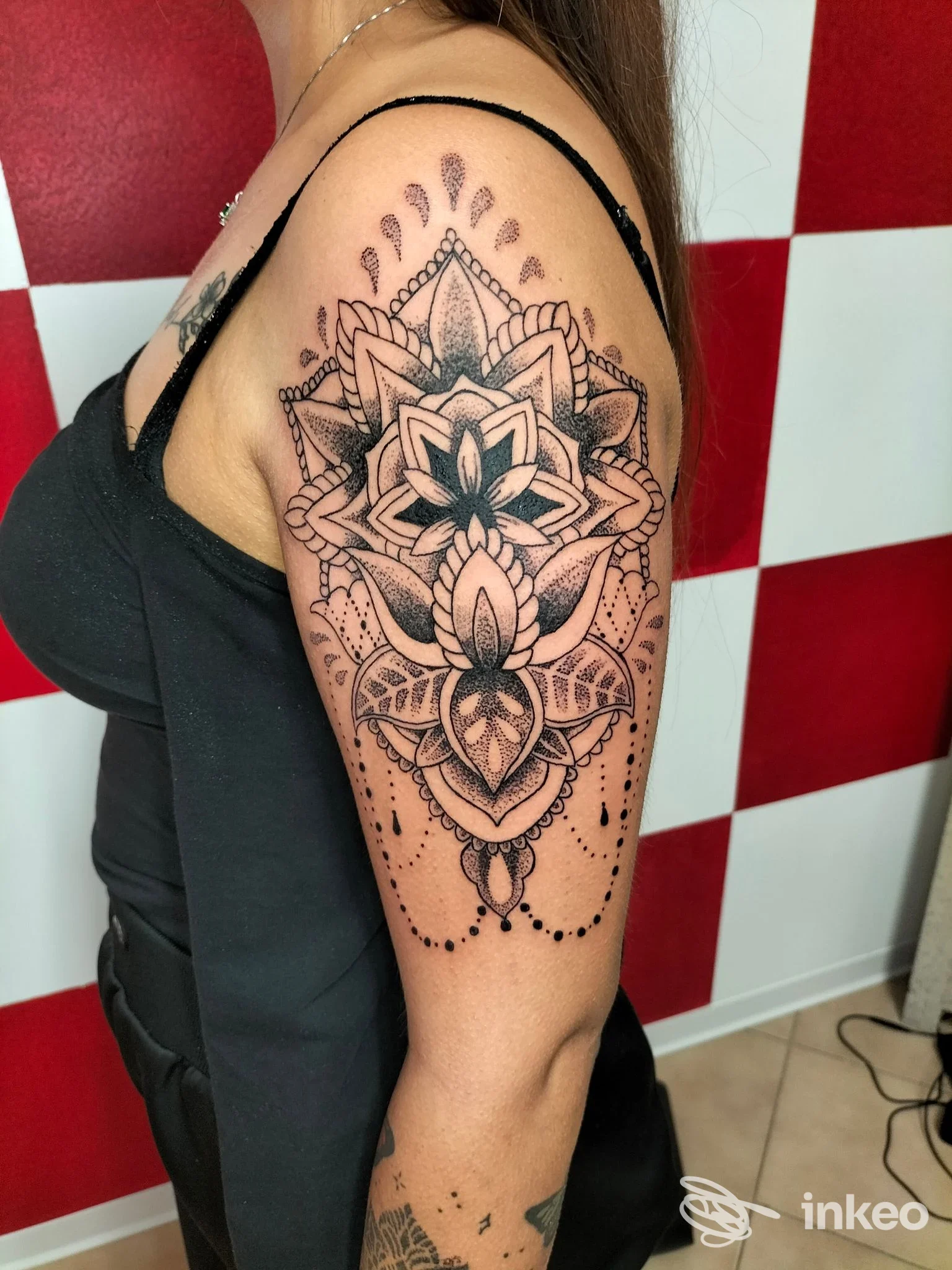 Tatuaggio mandala ornamentale su braccio superiore di una persona, fotografato nello studio Maestri del tattoo studio a Nichelino.
