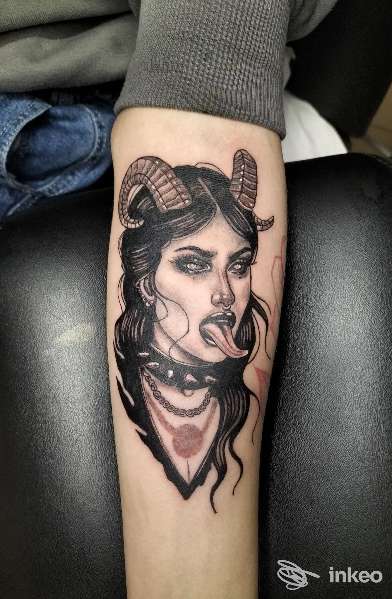 Tatuaggio in bianco e nero di una figura femminile cornuta sul lato interno dell'avambraccio, foto fornita da Maestri del tattoo studio, Nichelino.