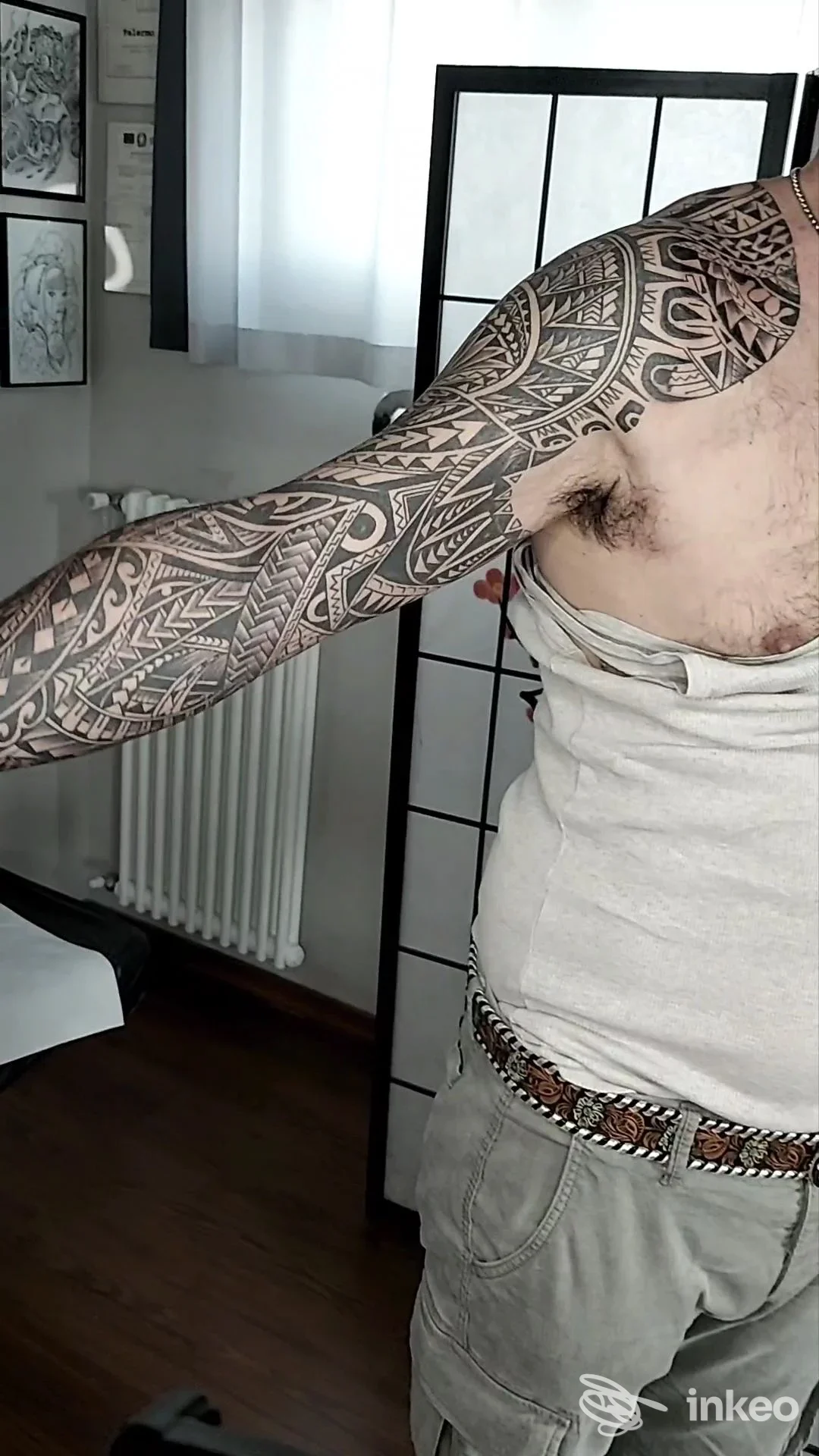 Braccio e spalla tatuati con manica in bianco e nero, foto interna dello studio Motorcycle Tattoo a Mathi.