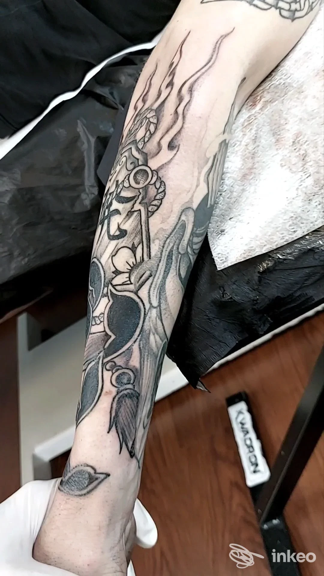 Avambraccio tatuato in nero e grigio, foto inviata da Motorcycle Tattoo a Mathi che mostra il lavoro sul polso e l'avambraccio.