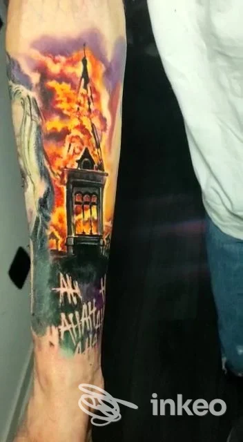 Tatuaggio a colori su avambraccio con torre e cielo infuocato, foto fornita da Mr. Hills Tattoo Studio, Novara.