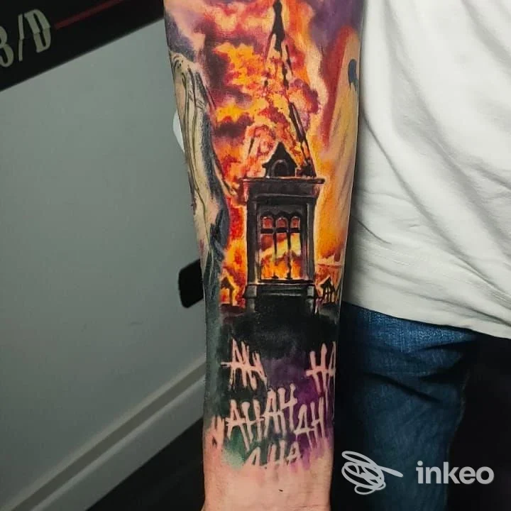 Avambraccio tatuato con scena a colori (torre e cielo infuocato), foto di Mr. Hills Tattoo Studio, Novara.