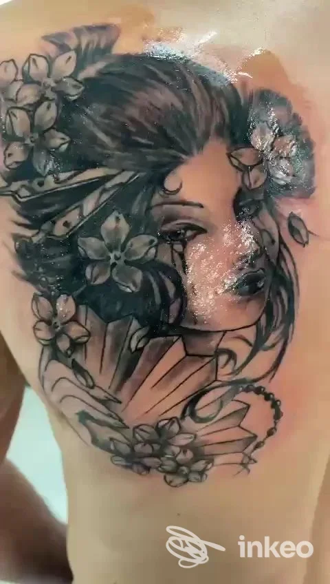 Tatuaggio ritratto femminile con fiori sul fianco, Maxx Tattoo traditional body art, Mondovì.
