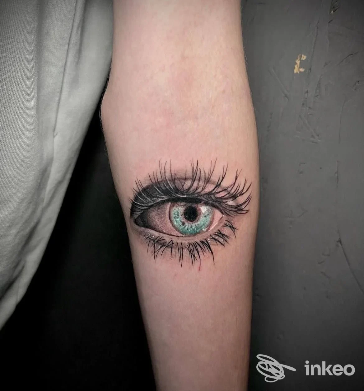 Tatuaggio realistico di un occhio sull'avambraccio, Mek&phebe Tattoo, Cuneo.