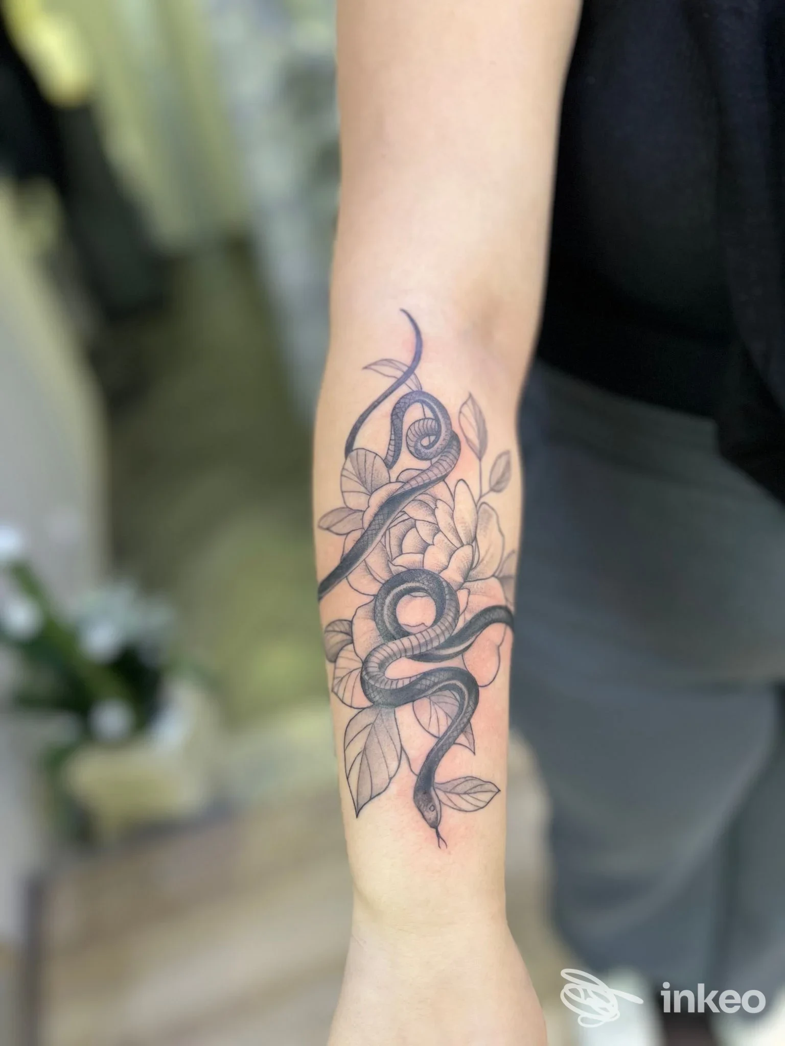 Tatuaggio su avambraccio con serpente e fiori, foto scattata allo studio Mimetic Tattoo di Nepotismo Luca a Dormelletto.