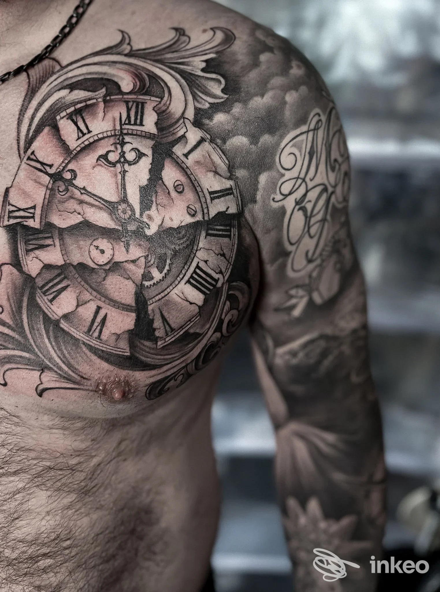 Primo piano di tatuaggio black & grey con grande orologio sul petto e manica sul braccio, Mimetic Tattoo di Nepotismo Luca, Dormelletto.