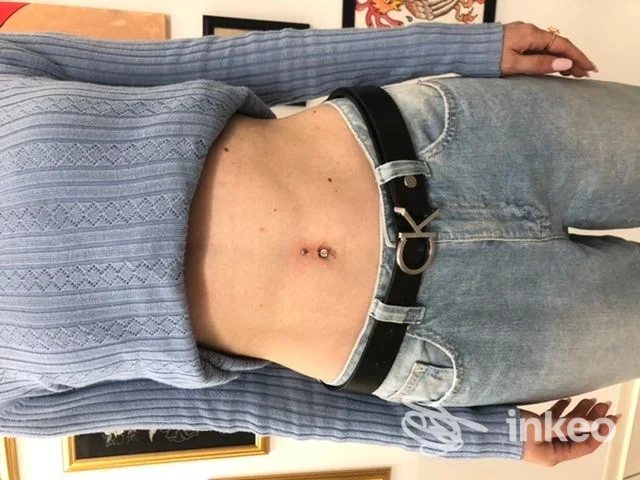Primo piano di addome con piercing all'ombelico, foto fornita da Nero Tattoo Studio, Domodossola.