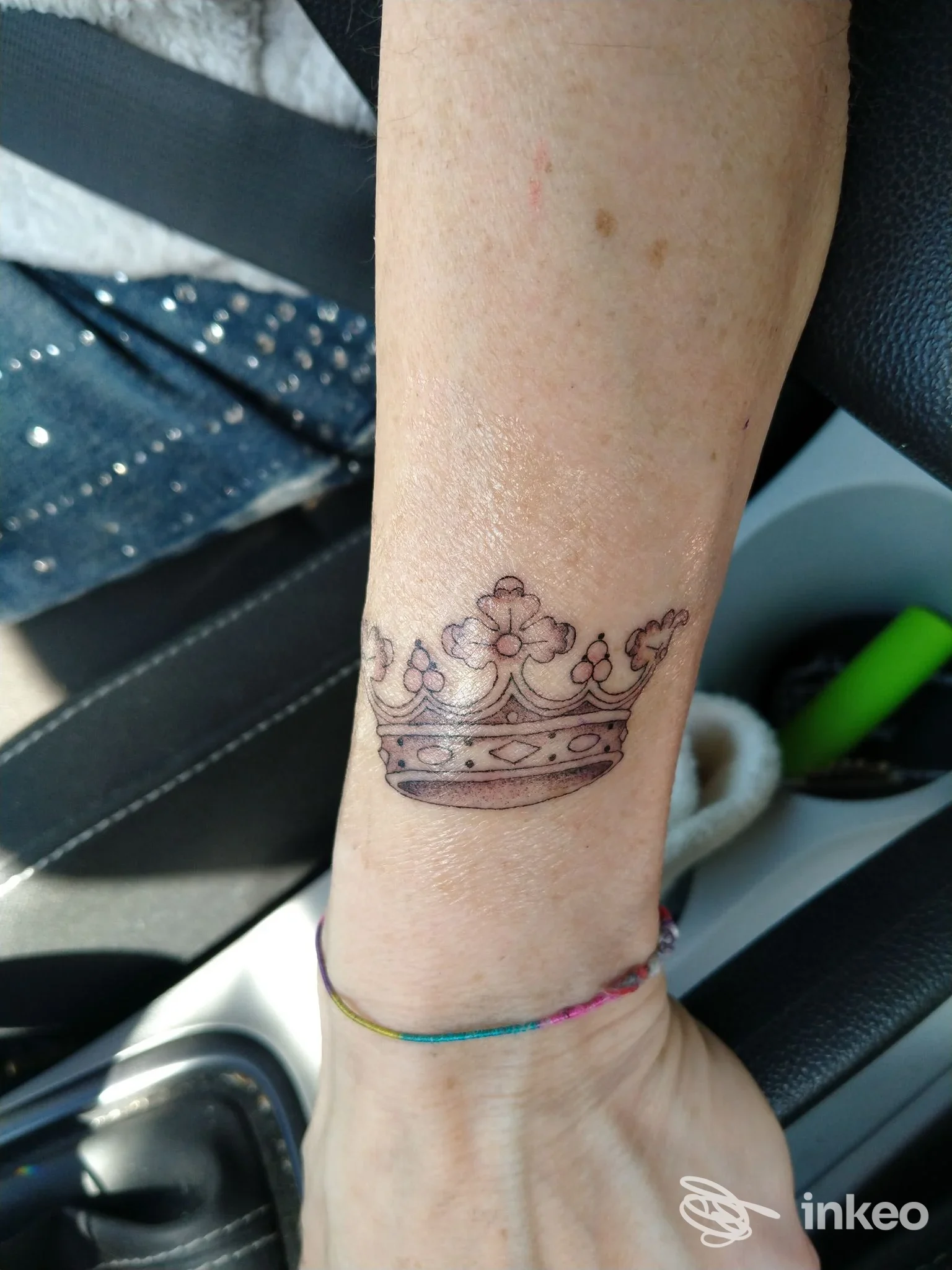 Tatuaggio a corona in nero sull'avambraccio, foto inviata da NgL Tattoo, Biella.