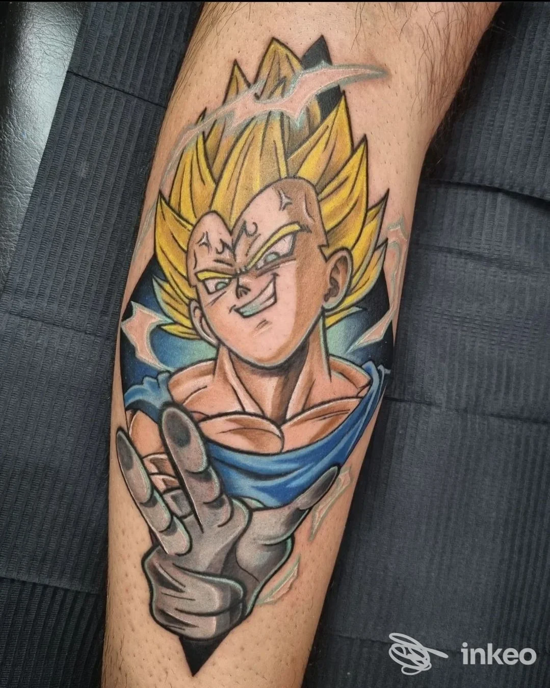 Tatuaggio colorato di un personaggio anime in stile Super Saiyan sul polpaccio, eseguito da Nivida Tattoo a Torino.