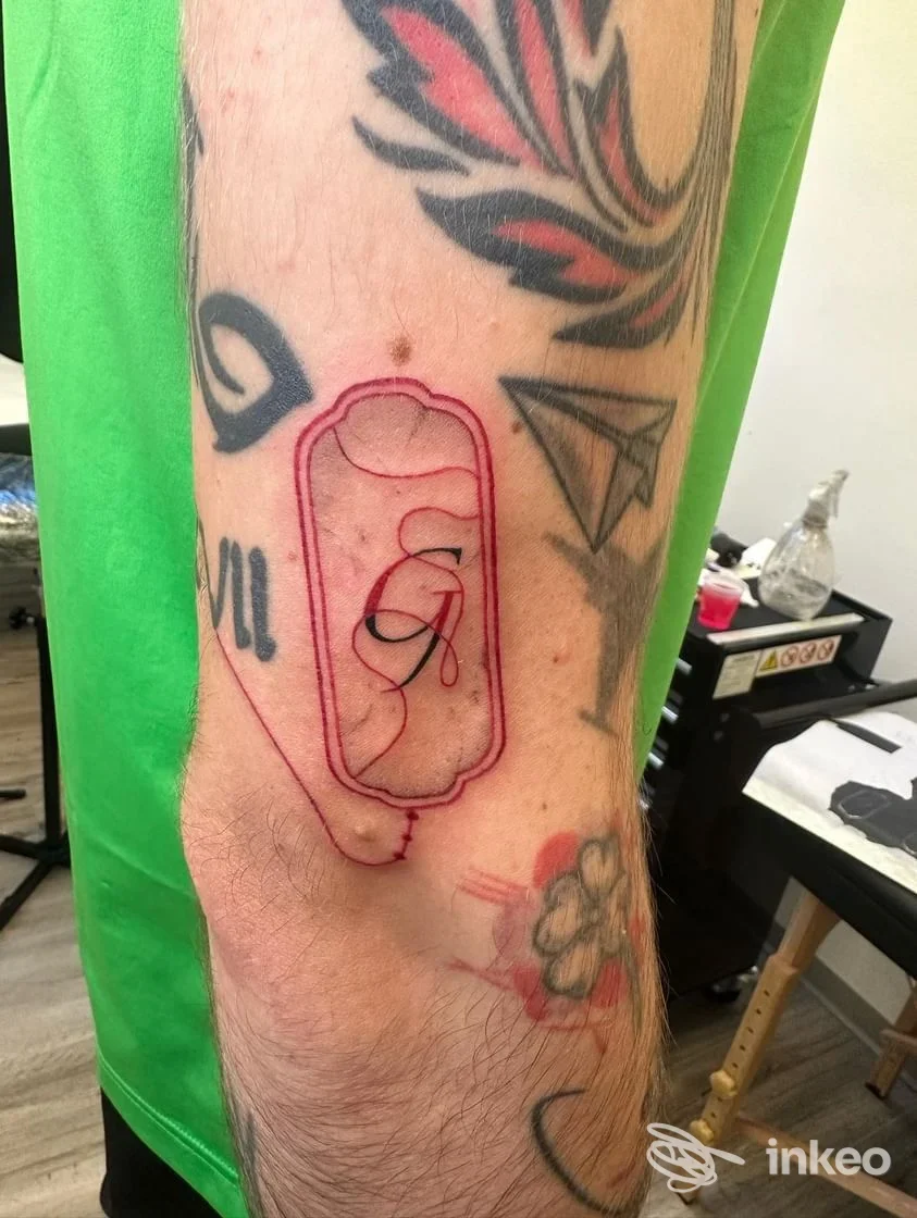 Dettaglio di avambraccio con nuovo tatuaggio contornato in rosso; foto fornita da Nuni Piercink Lab Torino, Torino.