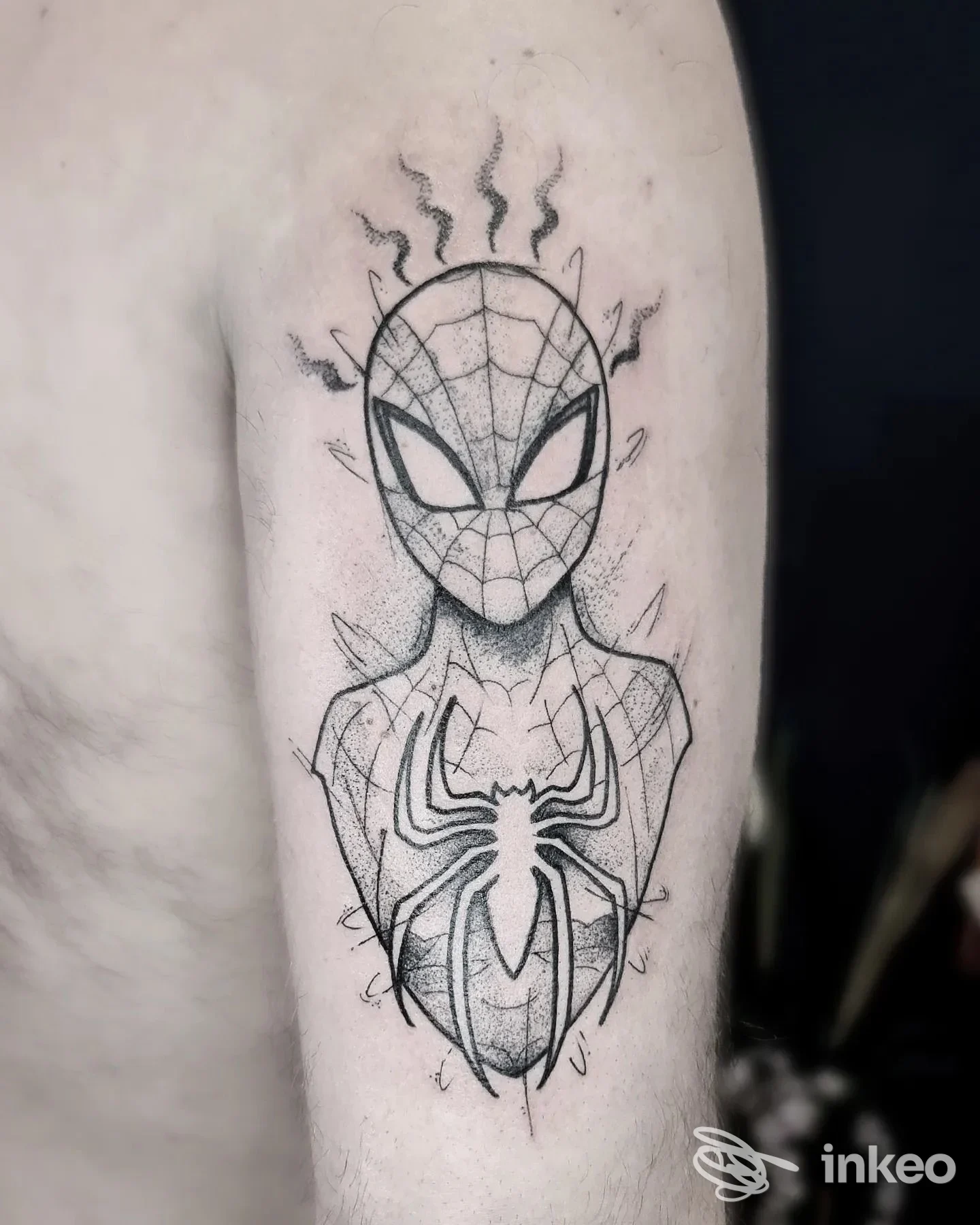 Tatuaggio stilizzato di Spider-Man sul braccio superiore, linework e dotwork. LORSART TATTOO STUDIO, Novara.