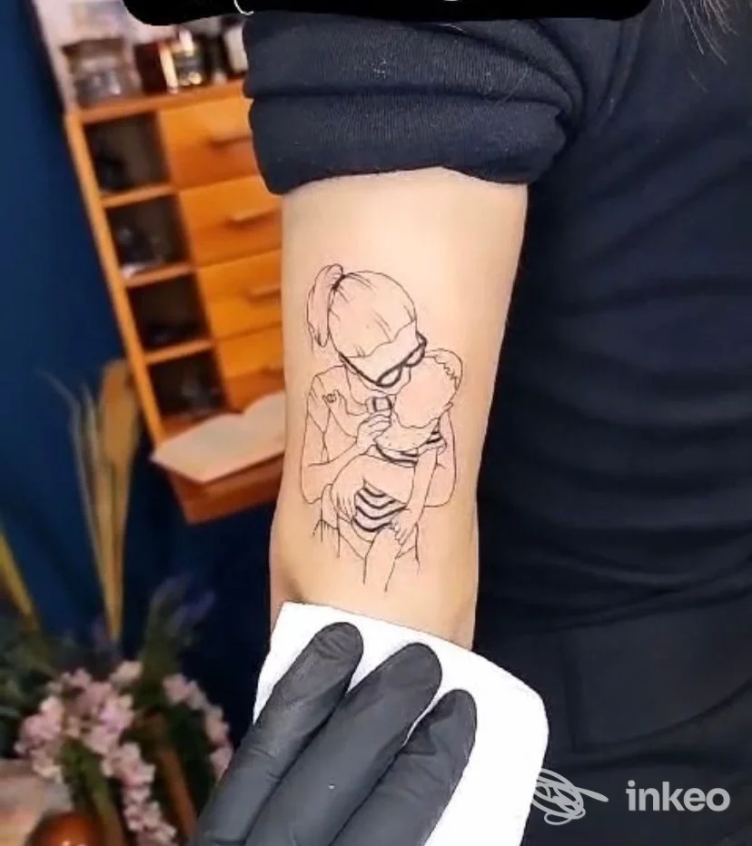 Tatuaggio linework sull'avambraccio con figura che abbraccia un oggetto; foto inviata da LORSART TATTOO STUDIO, Novara.