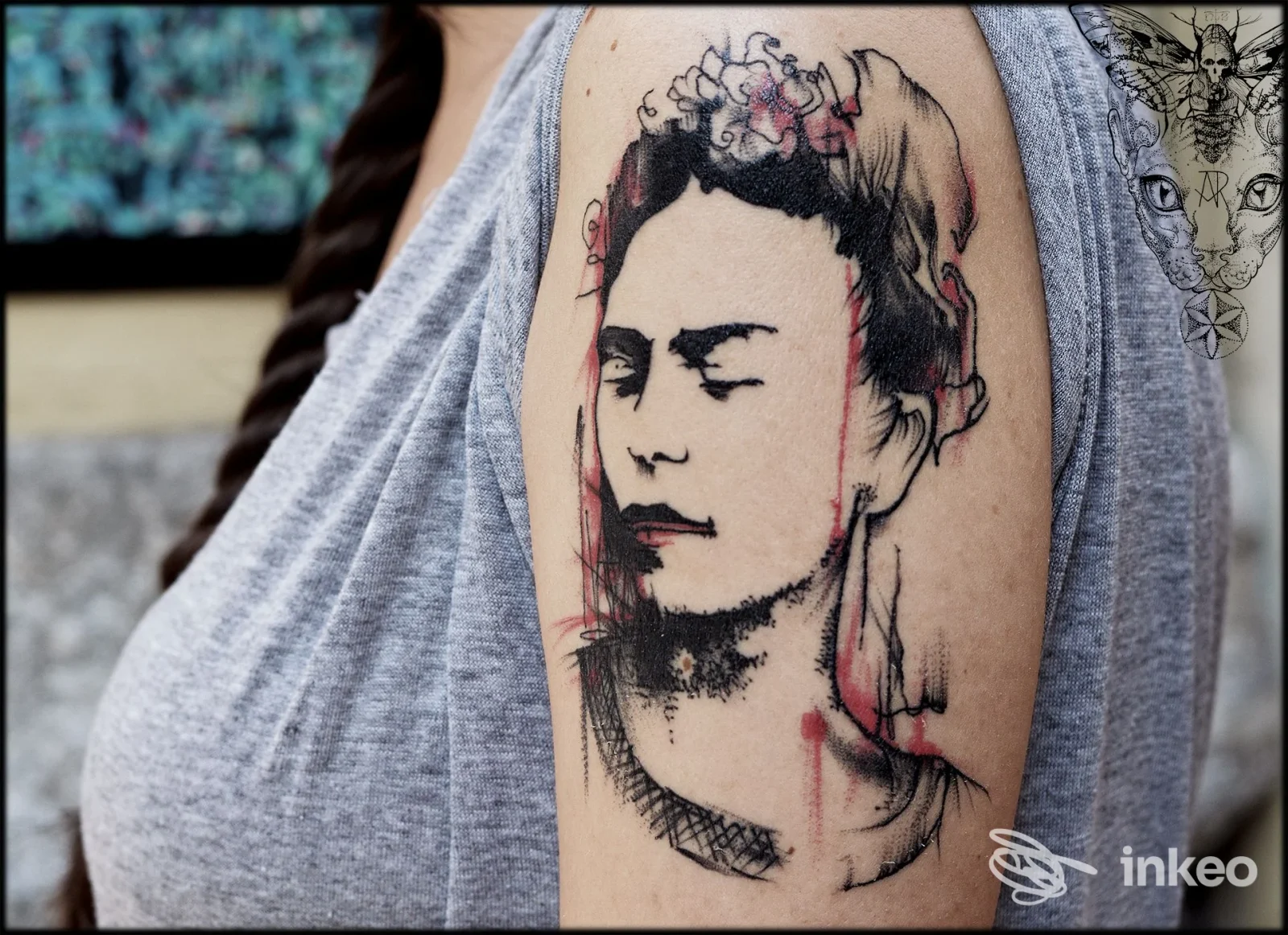 Tatuaggio ritratto stilizzato sul braccio superiore, fotografia fornita da Namaste Tattoo Studio - Anita Rossi, Torino.