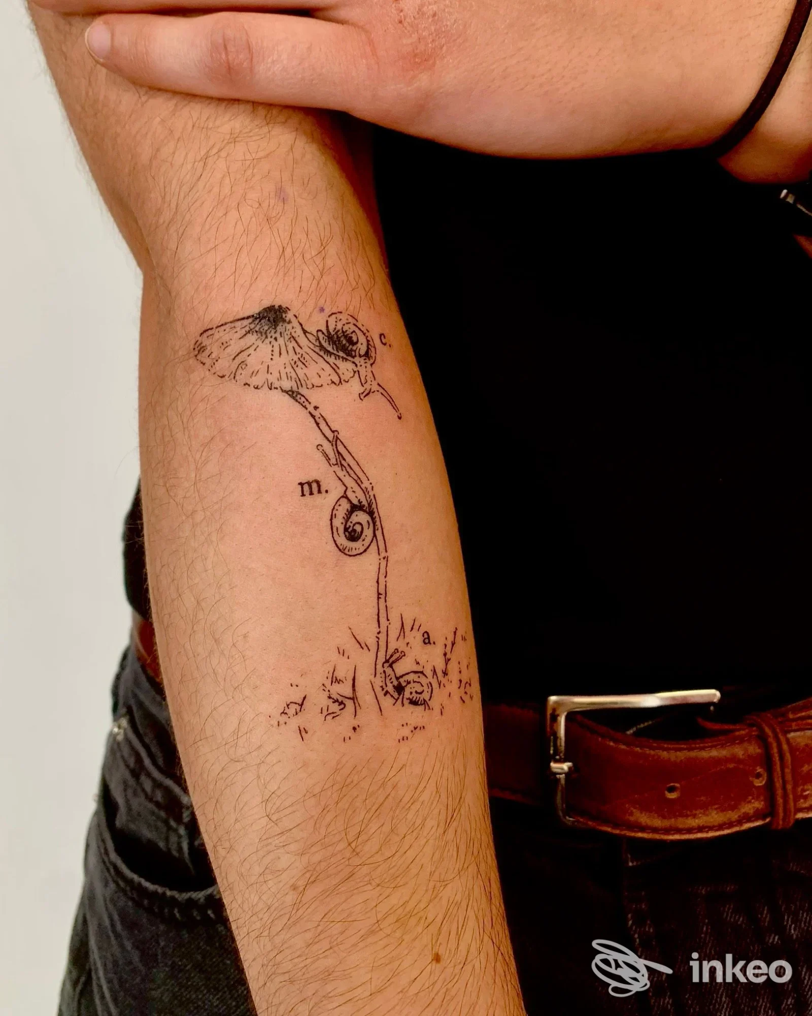 Tatuaggio linework a inchiostro nero su avambraccio interno, foto fornita da Odd | Tattoo & Piercing, Torino.
