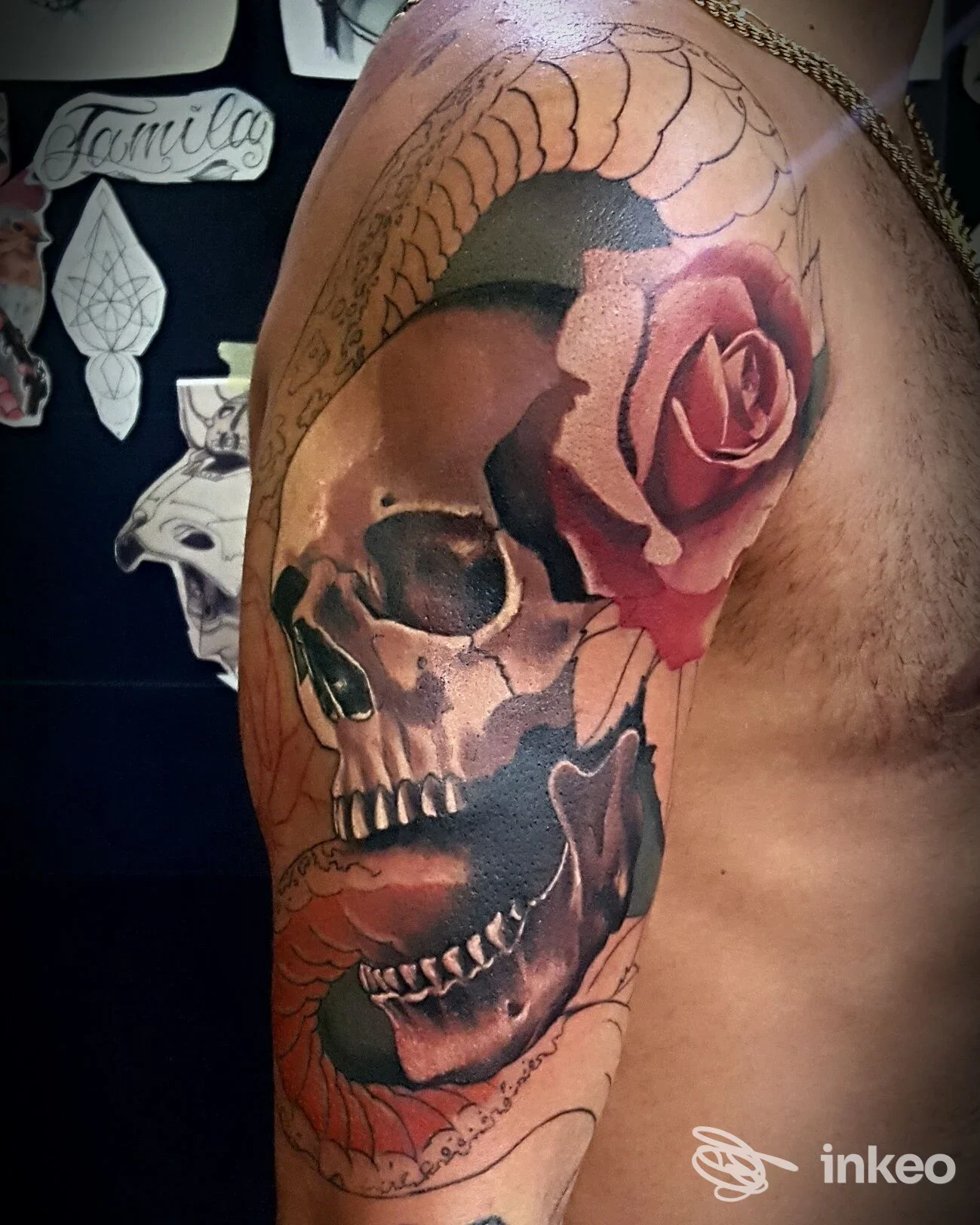 Tatuaggio a mezza manica con teschio e rosa rossa sul braccio e spalla. Nuova Era - Tattoo Studio, Rivarolo Canavese.