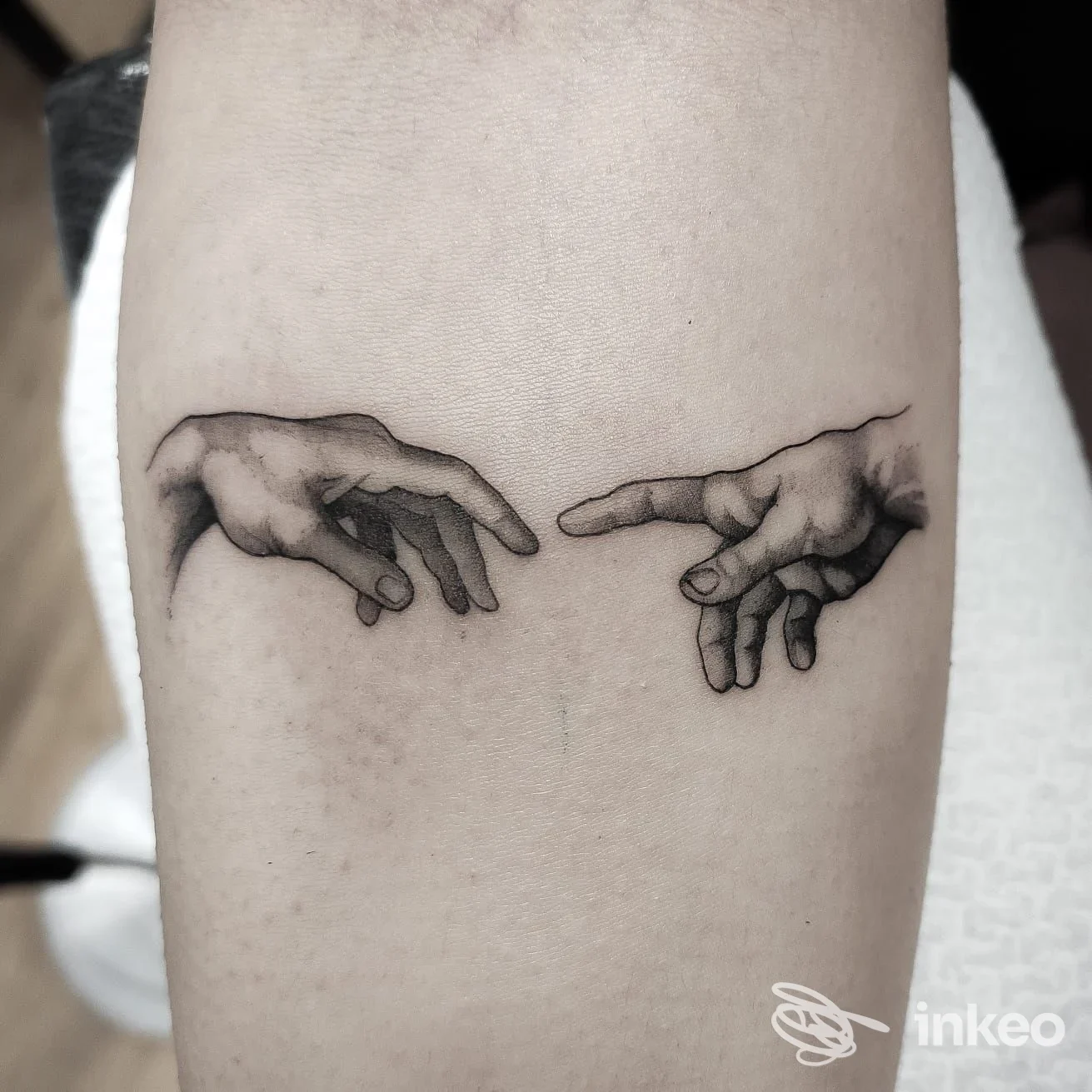 Tatuaggio realistico di due mani in nero e grigio sull'avambraccio, Nuova Era - Tattoo Studio, Rivarolo Canavese