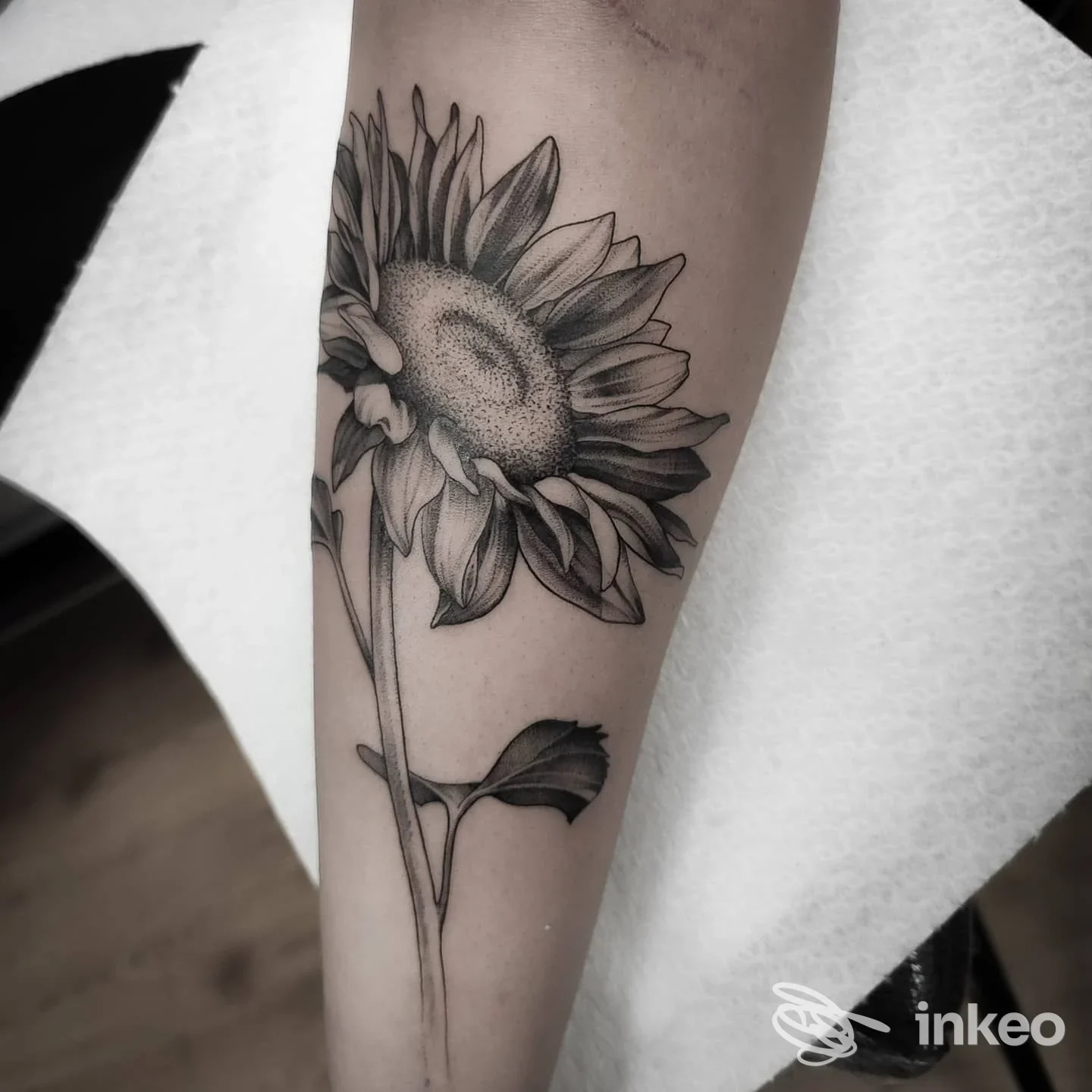 Tatuaggio girasole in bianco e nero sull'avambraccio, fotografia del lavoro di Nuova Era - Tattoo Studio, Rivarolo Canavese.