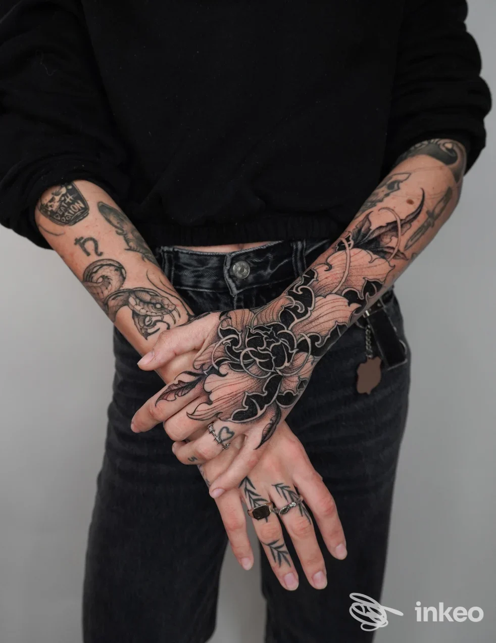 Dettaglio di tatuaggi su mani e avambracci, foto fornita da Oltrenero Studio Tatuaggi, Torino.