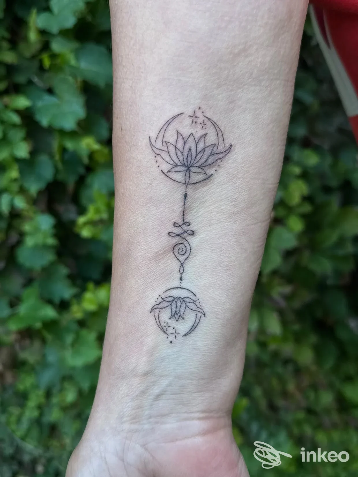 Tatuaggio fine-line nero sul polso/avambraccio con motivo a loto e elementi geometrici, foto fornita da Orme Tattoo Studio, Torino.