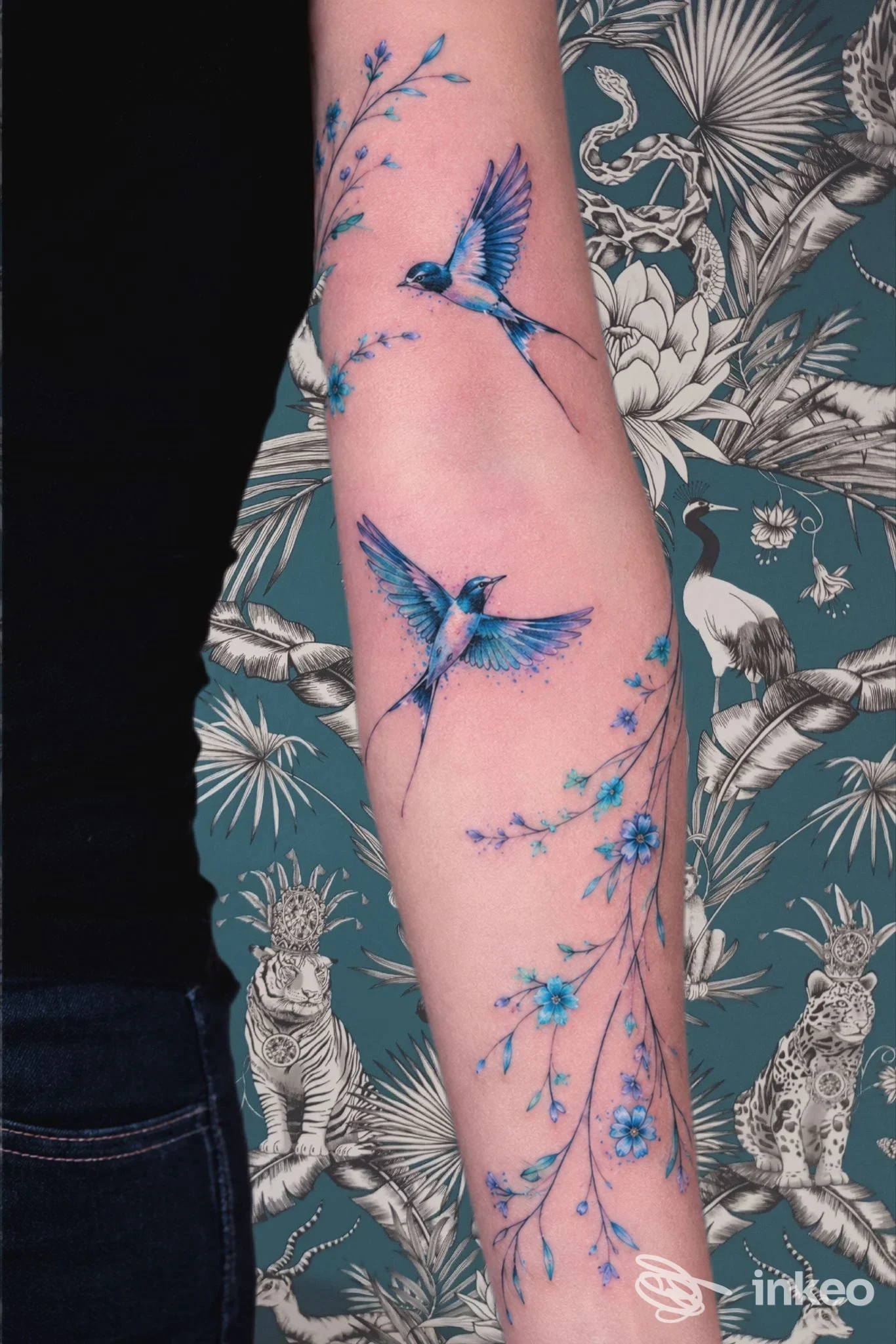 Tatuaggio su avambraccio con due rondini e rami fioriti, foto per P:InkTattooTorino by Bettyblu, Torino.