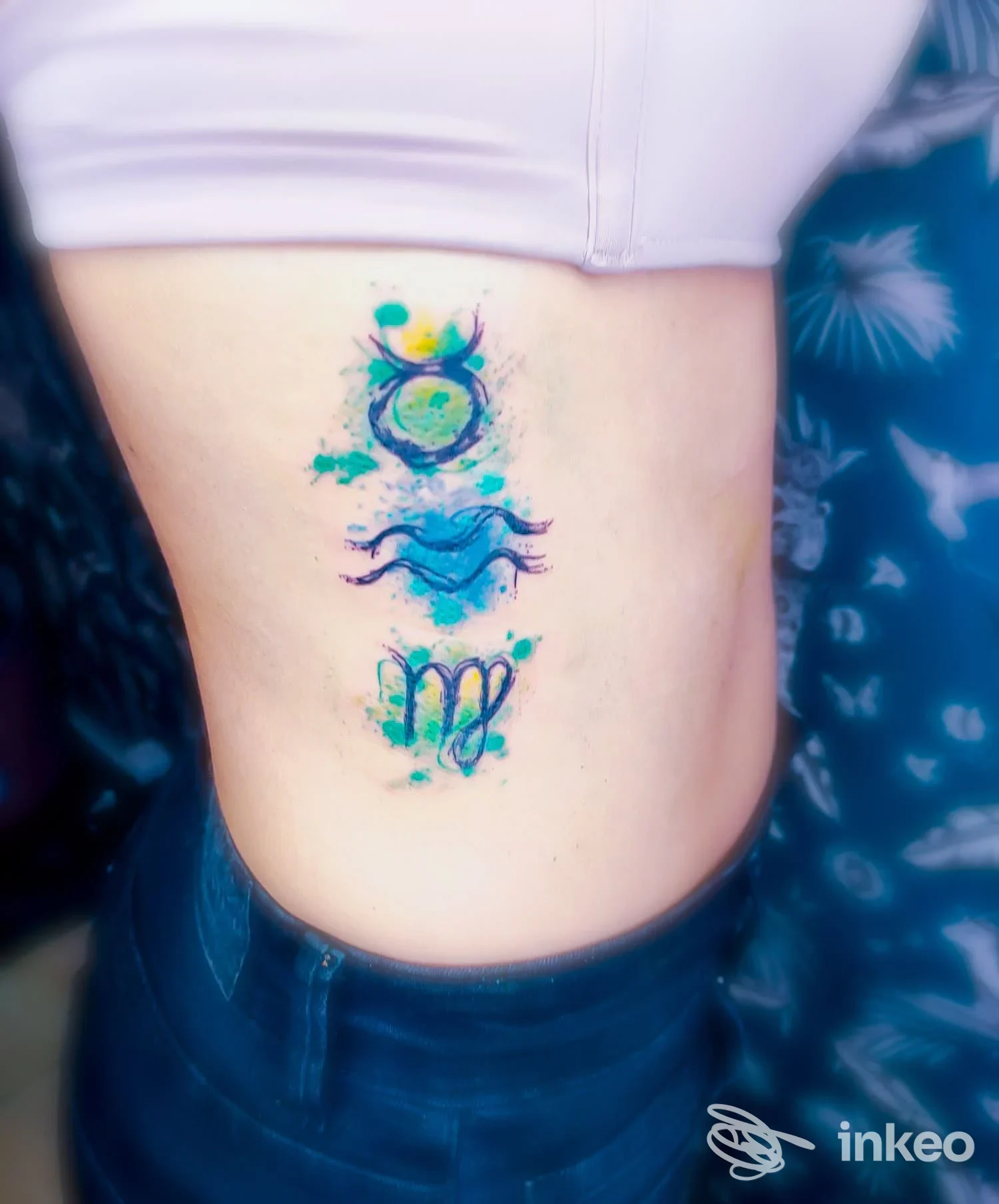 Tatuaggio acquerello sul fianco con tre simboli zodiacali, foto fornita da P:InkTattooTorino by Bettyblu, Torino.
